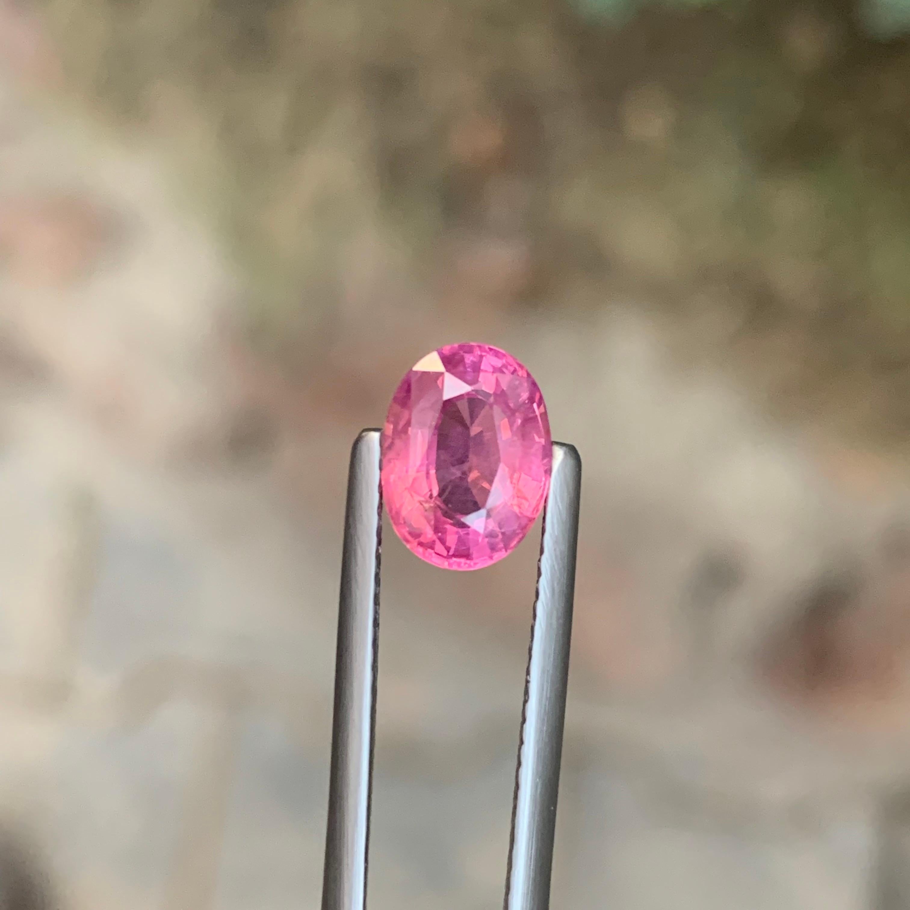 Gema natural suelta de espinela mahenge de forma ovalada certificada por AIG de 1.93 quilates en venta 2