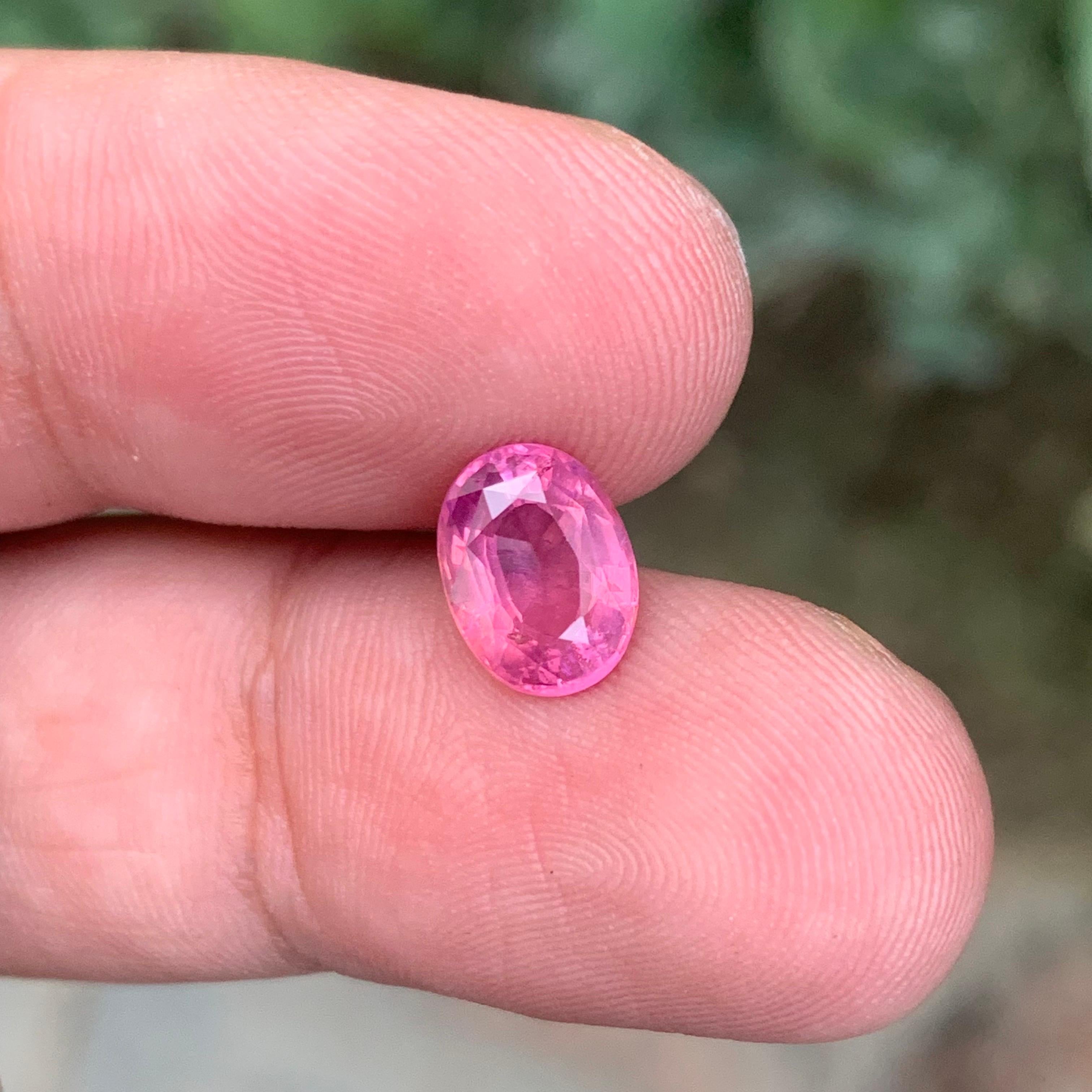 Gema natural suelta de espinela mahenge de forma ovalada certificada por AIG de 1.93 quilates en venta 3