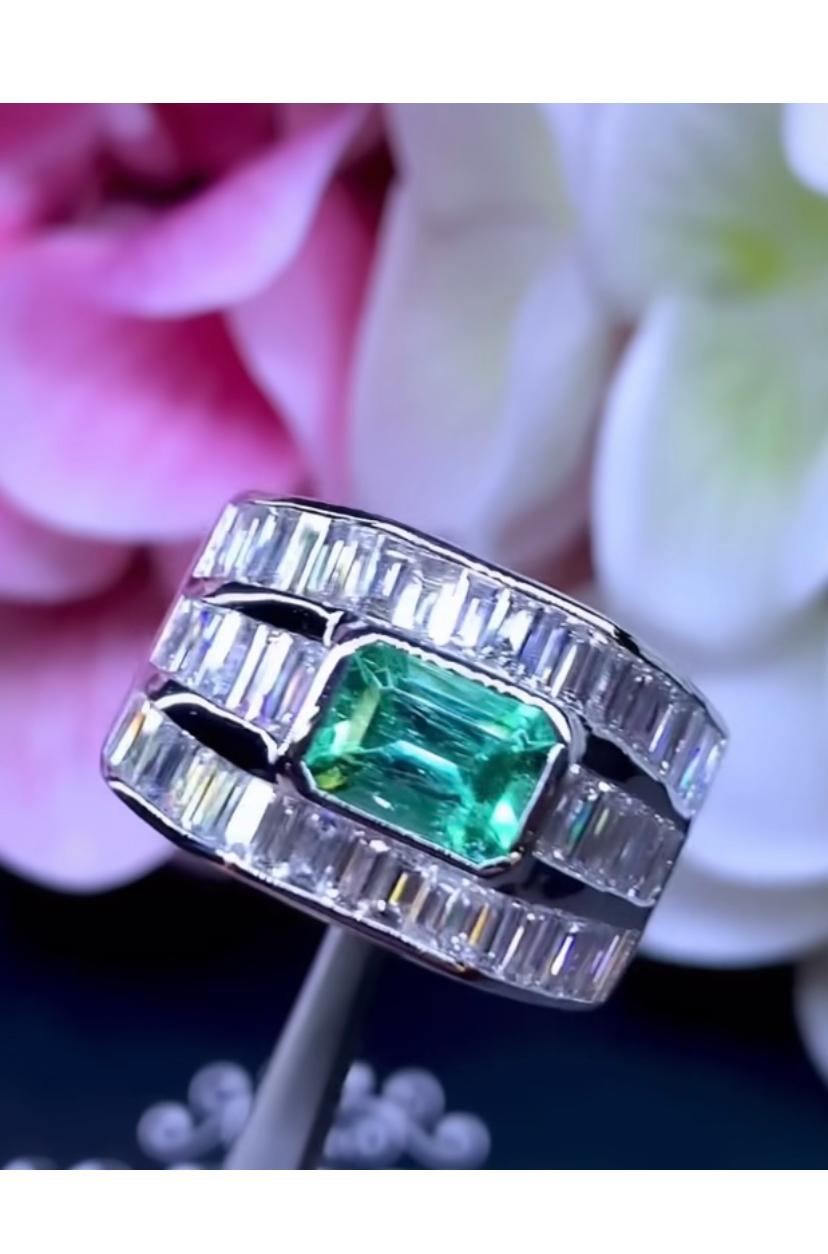 Stunning Colombian Emerald and Diamonds feather ring -
a truly unique piece of jewelry that is sure to turn heads and make a statement ! 
Crafted with exquisite attention to detail, this breathtaking ring features a gorgeous emerald gemstone that is