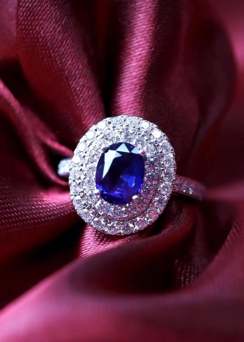 Ein exklusiver Ring mit Saphiren und Diamanten in zeitgenössischem Design, so elegant und raffiniert.
Atemberaubende Ring kommen in 18k Gold mit einem Ceylon Saphir von 2,00 Karat, in vibrierenden blauen Farbe, und 48 Stück von Diamanten von 1,00