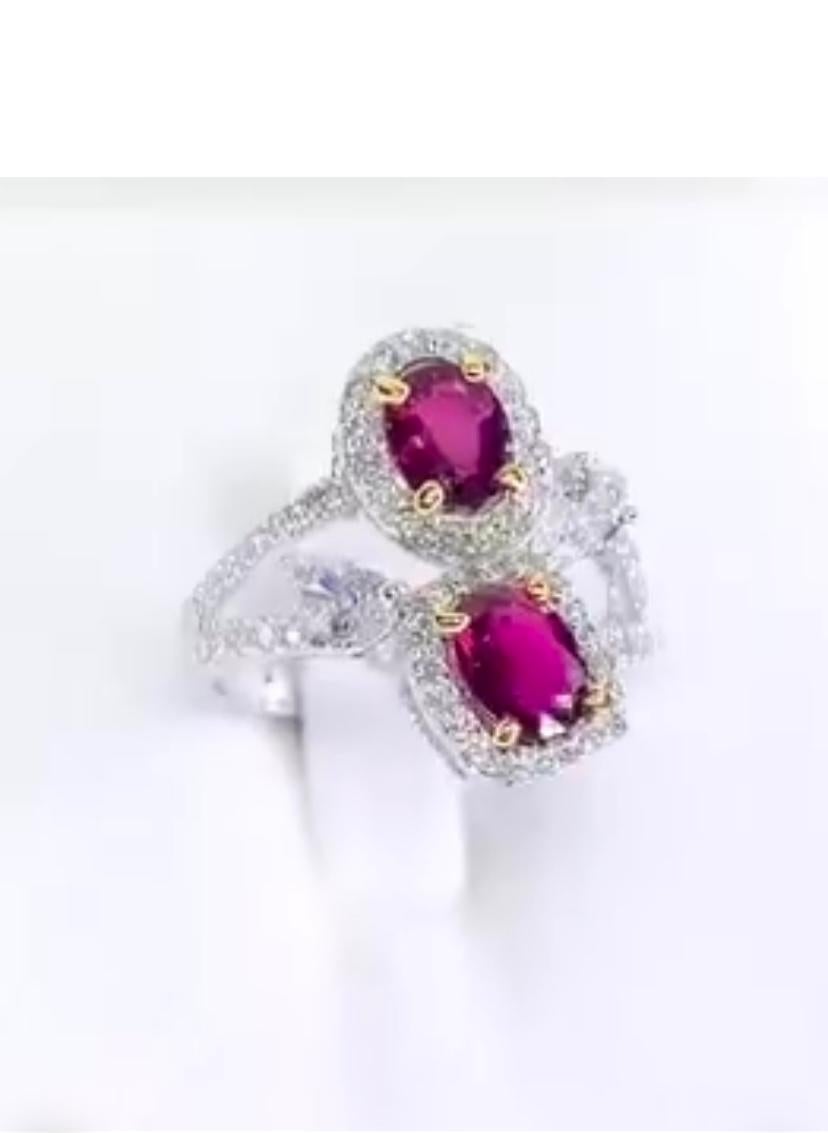 AIG Certified 2.00 Ct Siamese Rubies Diamonds 18k Gold Ring In New Condition For Sale In Massafra, IT