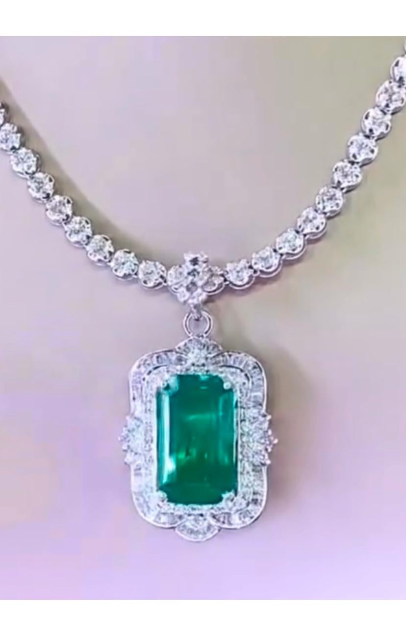 Eine exquisite  Der Anhänger ist mit einem schimmernden, natürlichen sambischen Smaragd ausgestattet, der von strahlend weißen Diamanten umgeben ist, die Ihrem Look einen Hauch von Glanz verleihen.
Dieser Anhänger mit dem leuchtenden Smaragd ist ein