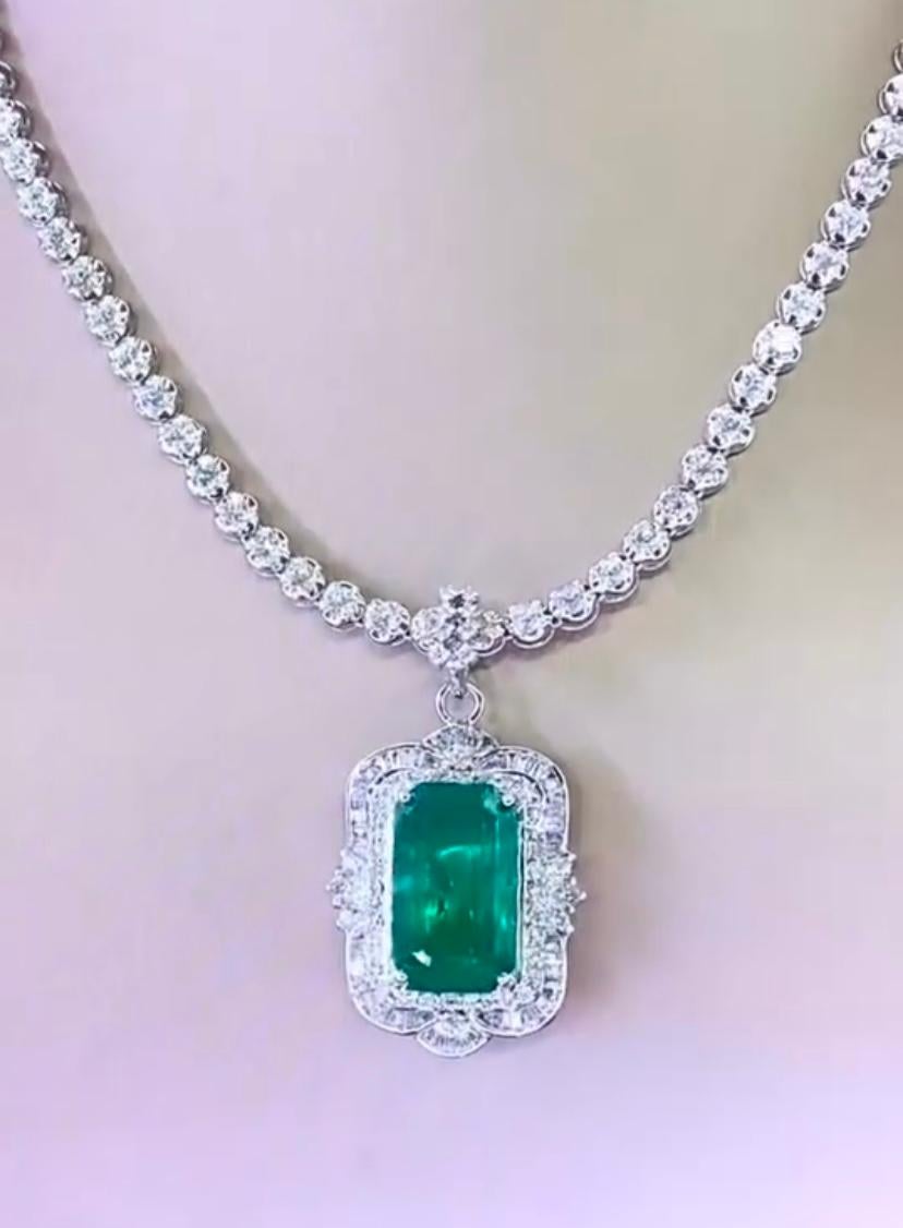 AIG-zertifizierter 20,00 Karat sambischer Smaragd  2,50 Karat Diamanten 18K Gold Anhänger (Smaragdschliff) im Angebot