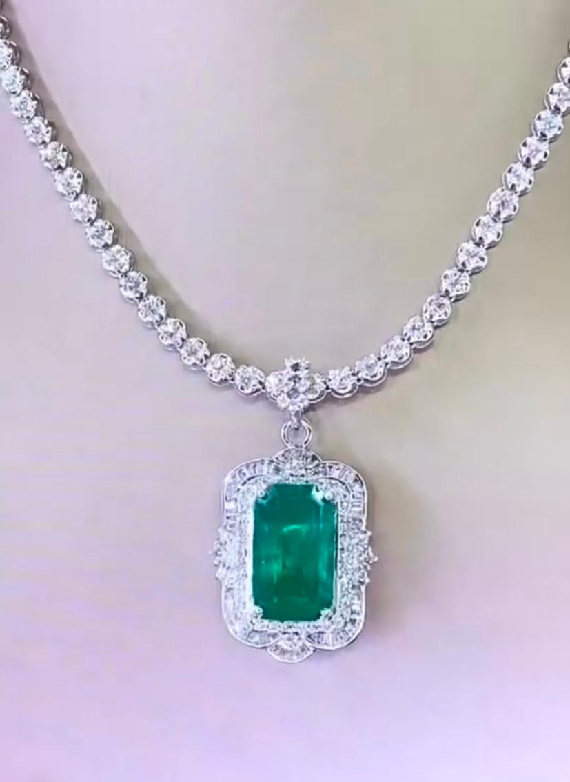 AIG-zertifizierter 20,00 Karat sambischer Smaragd  2,50 Karat Diamanten 18K Gold Anhänger im Zustand „Neu“ im Angebot in Massafra, IT