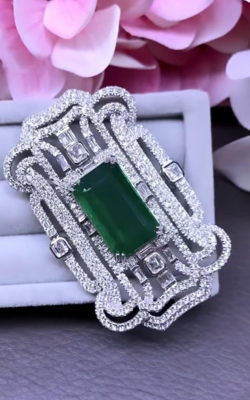 A gorgeous brooch in exclusive Art Deco design, so particular and refined classic style.
Brooch come in 18K gold with a extraordinary Natural Zambian Emerald, extra fine quality, CEO minor , spectacular color , in perfect cut , of 20,00 carats, and
