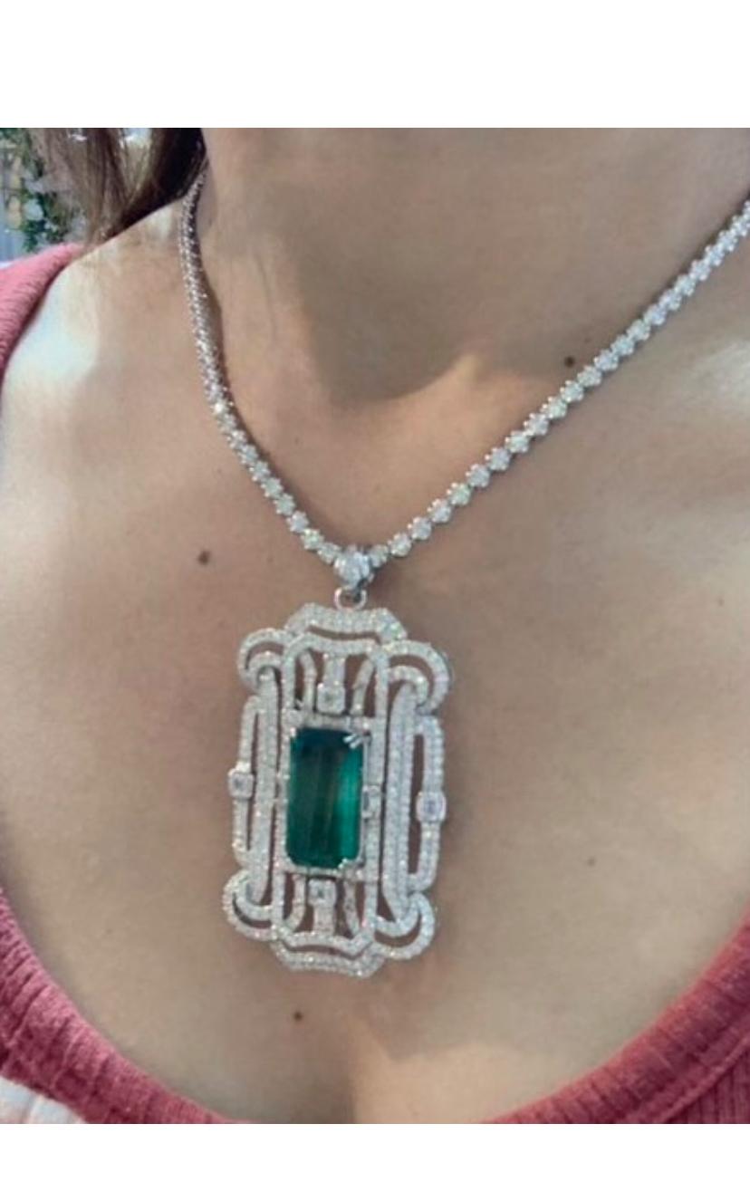 Esmeralda de Zambia de 18.00 quilates certificada por AIG  Pendientes de oro de 18 quilates con diamantes de 6,30 quilates Corte esmeralda en venta