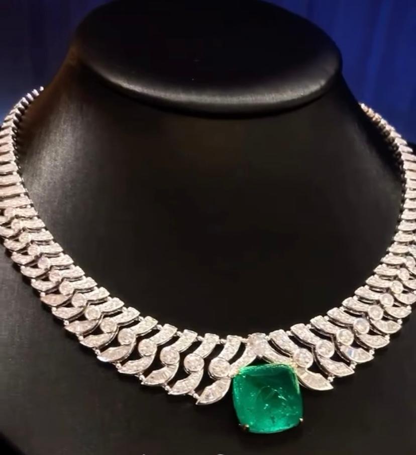 Sugarloaf Cabochon IGI Certified 20.00 Ct Zambian Emerald 15.00 Ct Diamonds 18K Gold Necklace For Sale