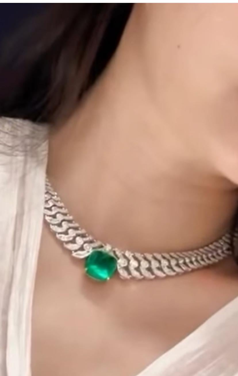 IGI Certified 20.00 Ct Zambian Emerald 15.00 Ct Diamonds 18K Gold Necklace For Sale 3