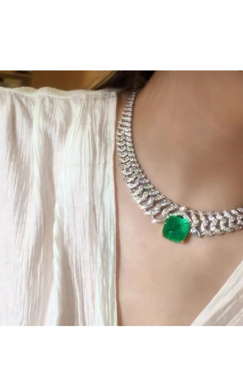IGI Certified 20.00 Ct Zambian Emerald 15.00 Ct Diamonds 18K Gold Necklace For Sale 4