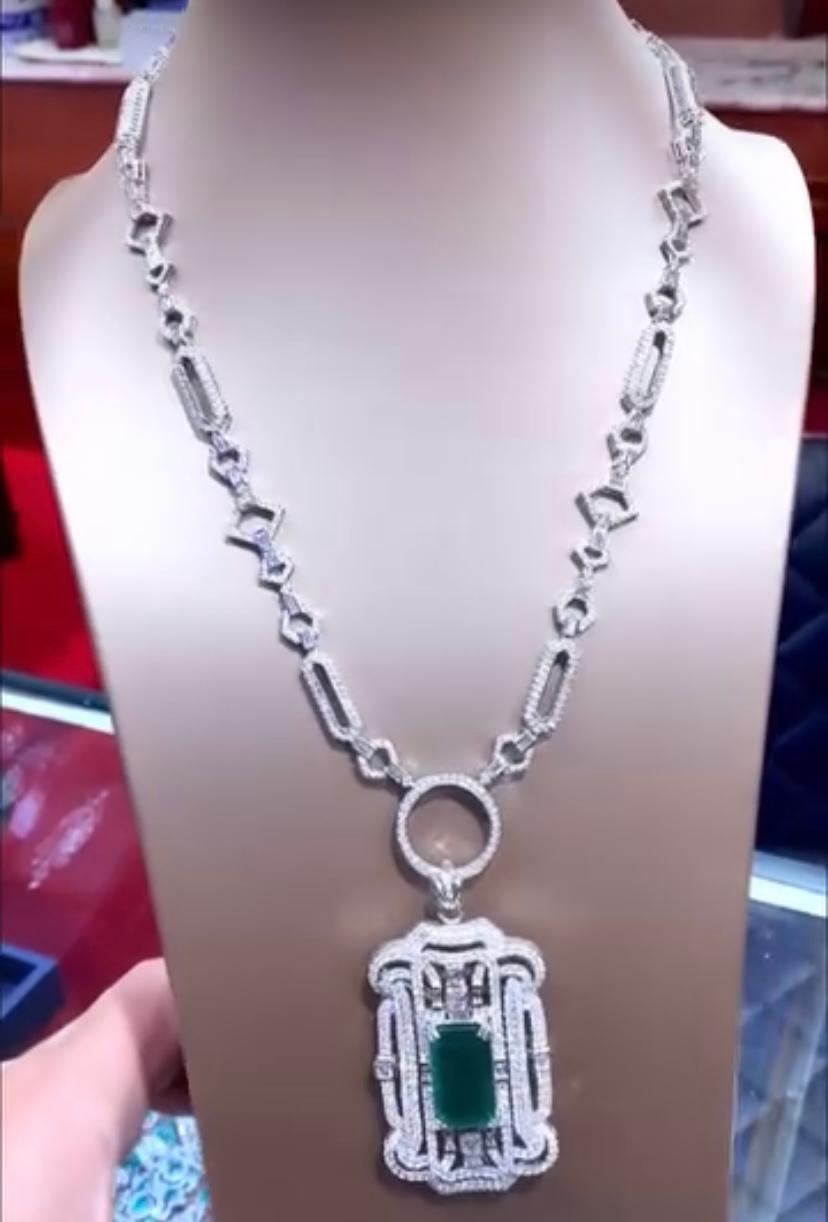 AIG-zertifizierter 20.00 Karat sambischer Smaragd  15,30 Karat Diamanten 18K Gold Halskette im Angebot 1