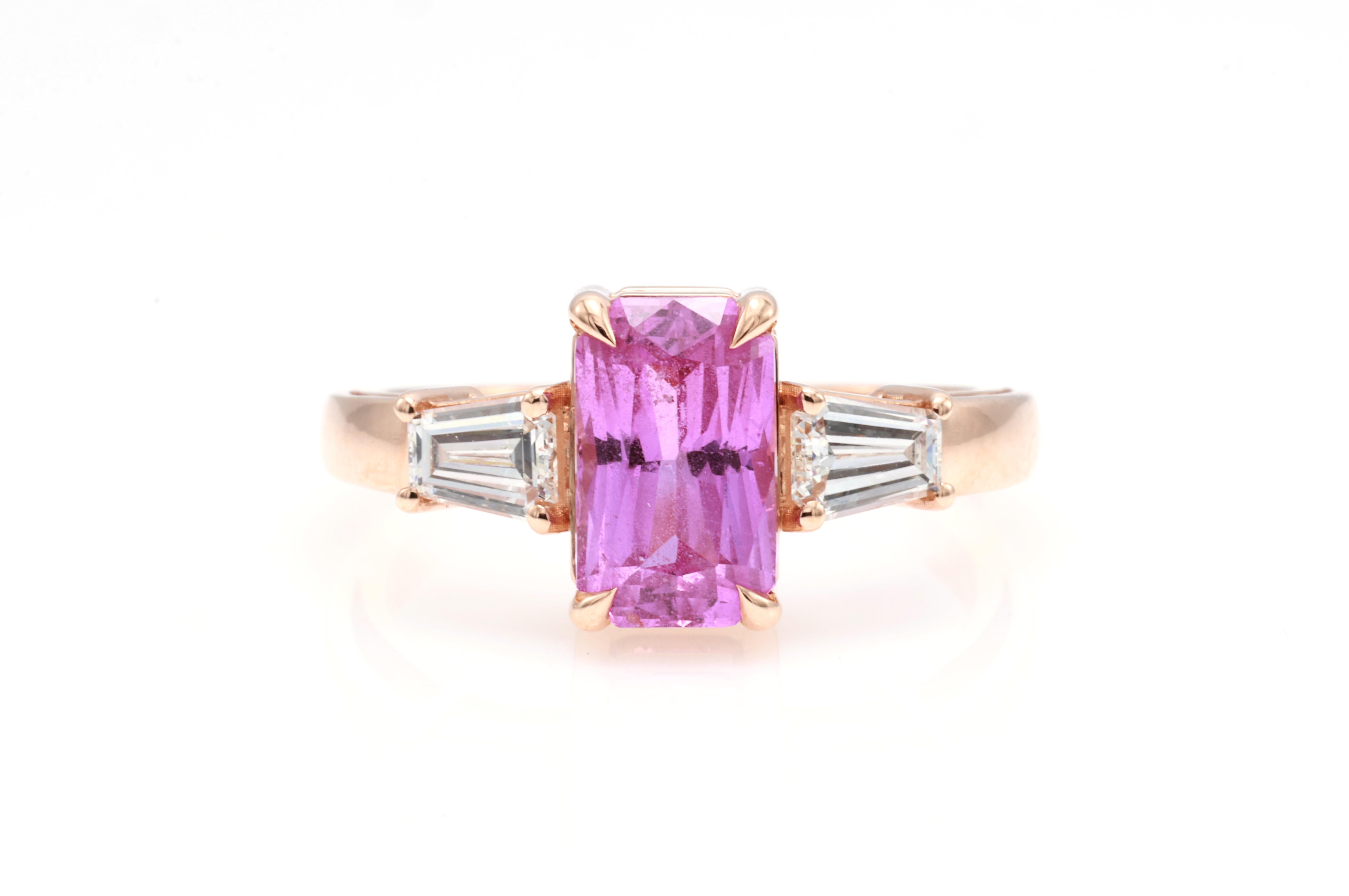 Ottagono Anello di diamanti con zaffiro rosa naturale certificato AIG da 2,02 carati in vendita