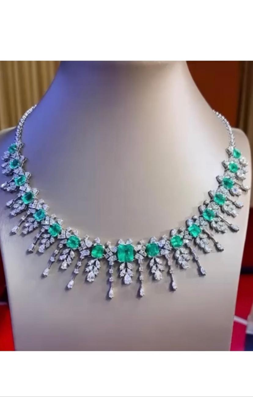 Un collier glamour et magnifique de créateur italien, au design et au style si chic et raffiné.
Collier en or 18k avec 17 émeraudes colombiennes naturelles de 20,32 carats, qualité extra fine, couleur spectaculaire, et 231 diamants naturels de