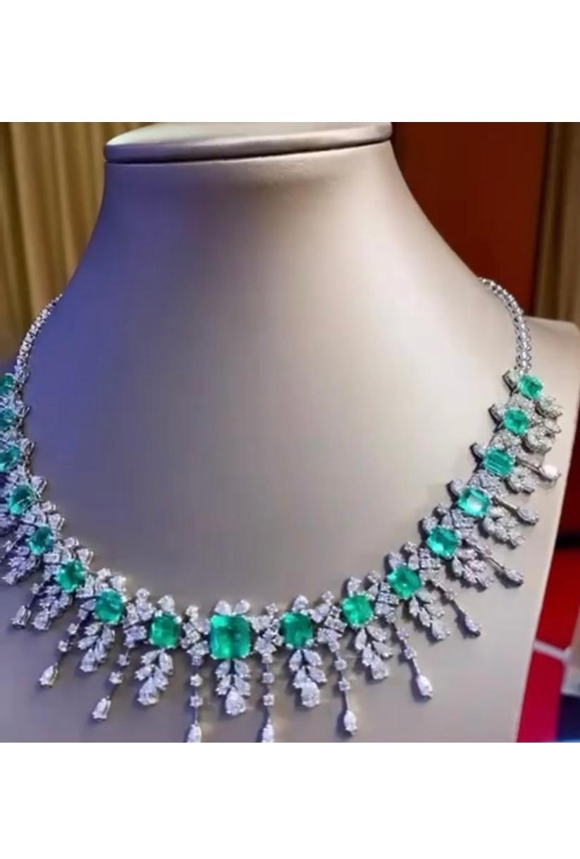 AIG certified 20.32 Ct Colombian Emeralds Diamonds 17.79 Ct 18k Gold Necklace  For Sale 2