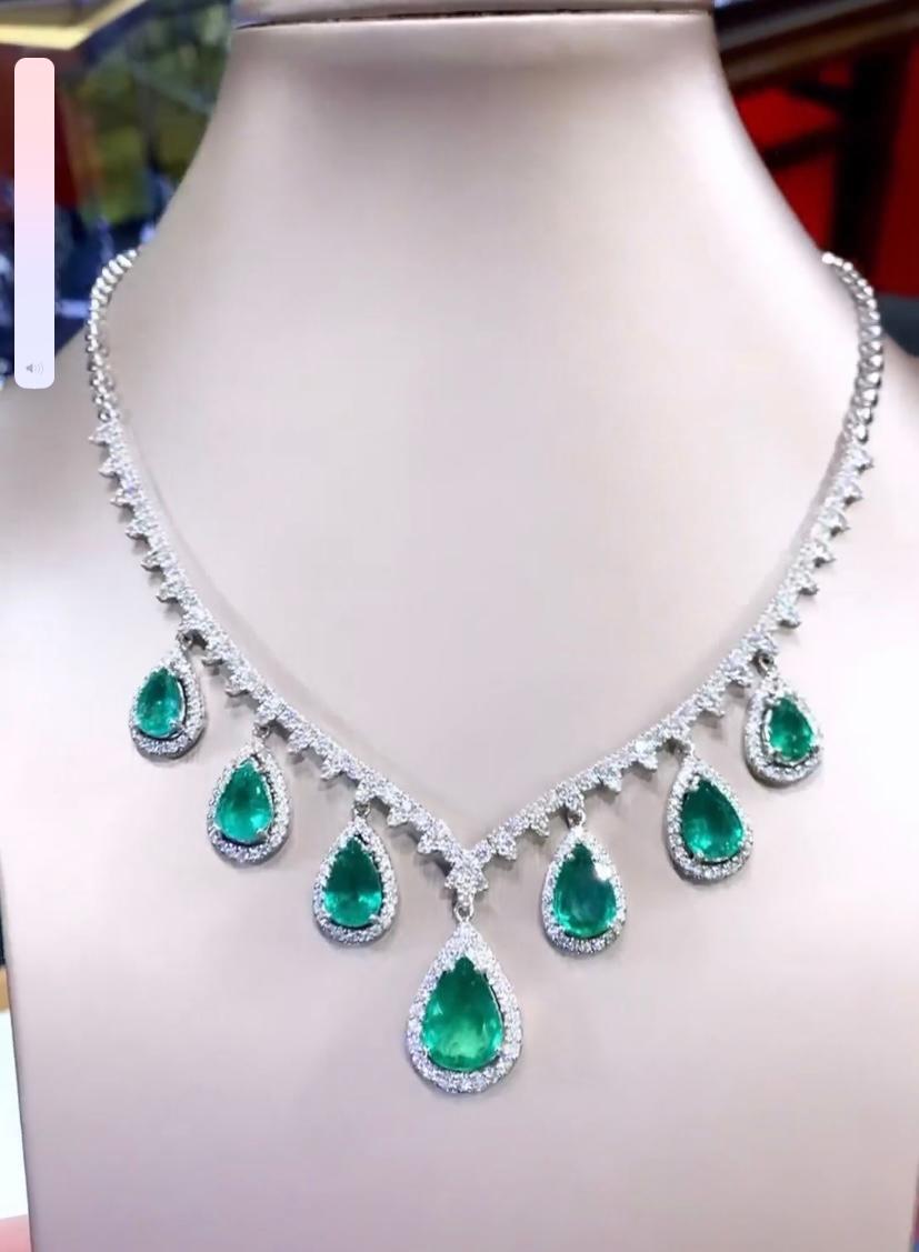 A magnificent necklace in elegant and refined design, so sophisticated , a very stunning style.
Necklace come in 18k gold with 7 pieces of Natural Zambian Emeralds, in perfect pear cut, extra fine quality, spectacular vivid green, of 20,54 carats,
