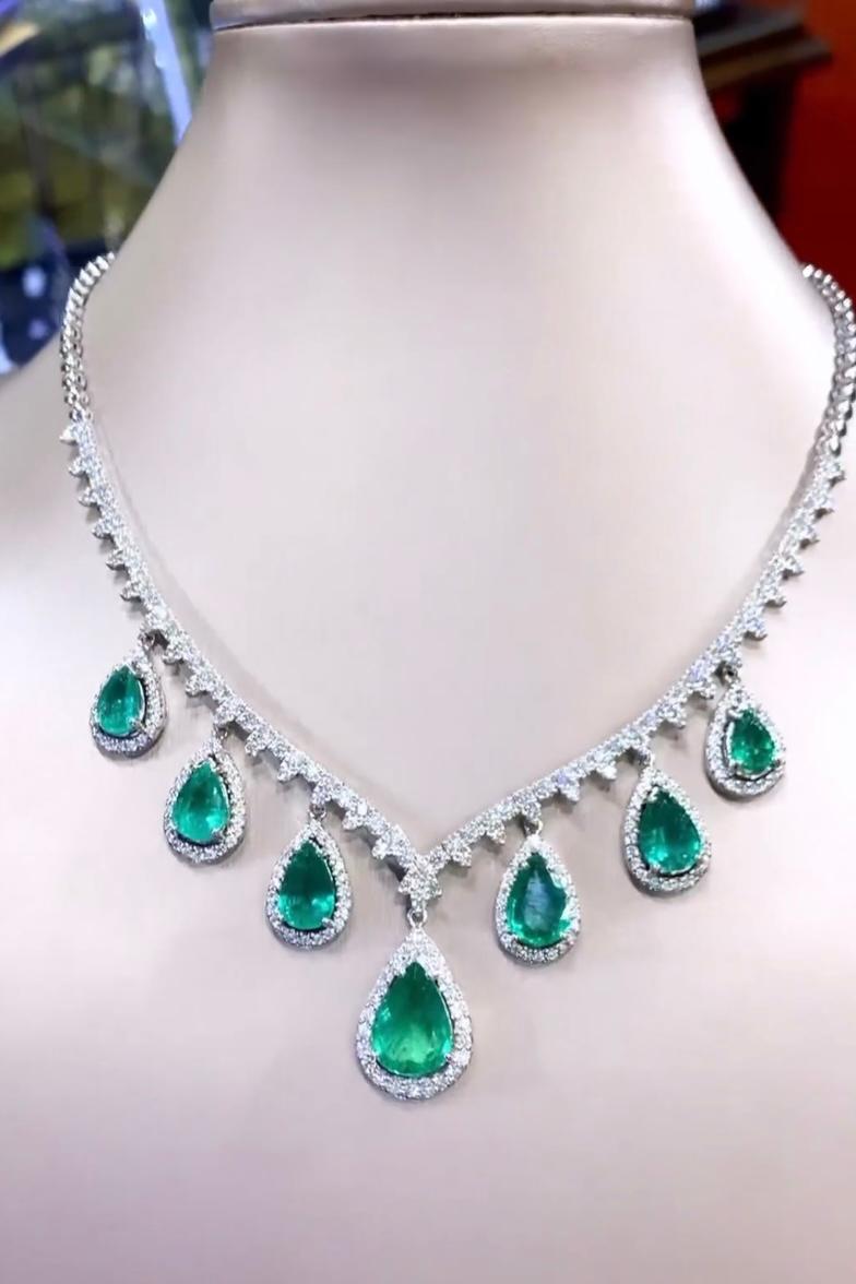 AIG Certified 20.54 Zambian Emeralds  6.24 Ct Diamonds 18K Gold Necklace  In New Condition For Sale In Massafra, IT