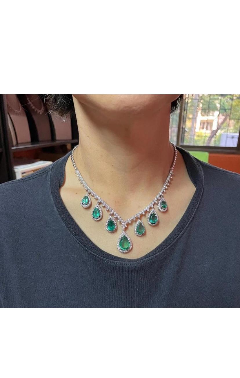 AIG Certified 20.54 Zambian Emeralds  6.24 Ct Diamonds 18K Gold Necklace  For Sale 1