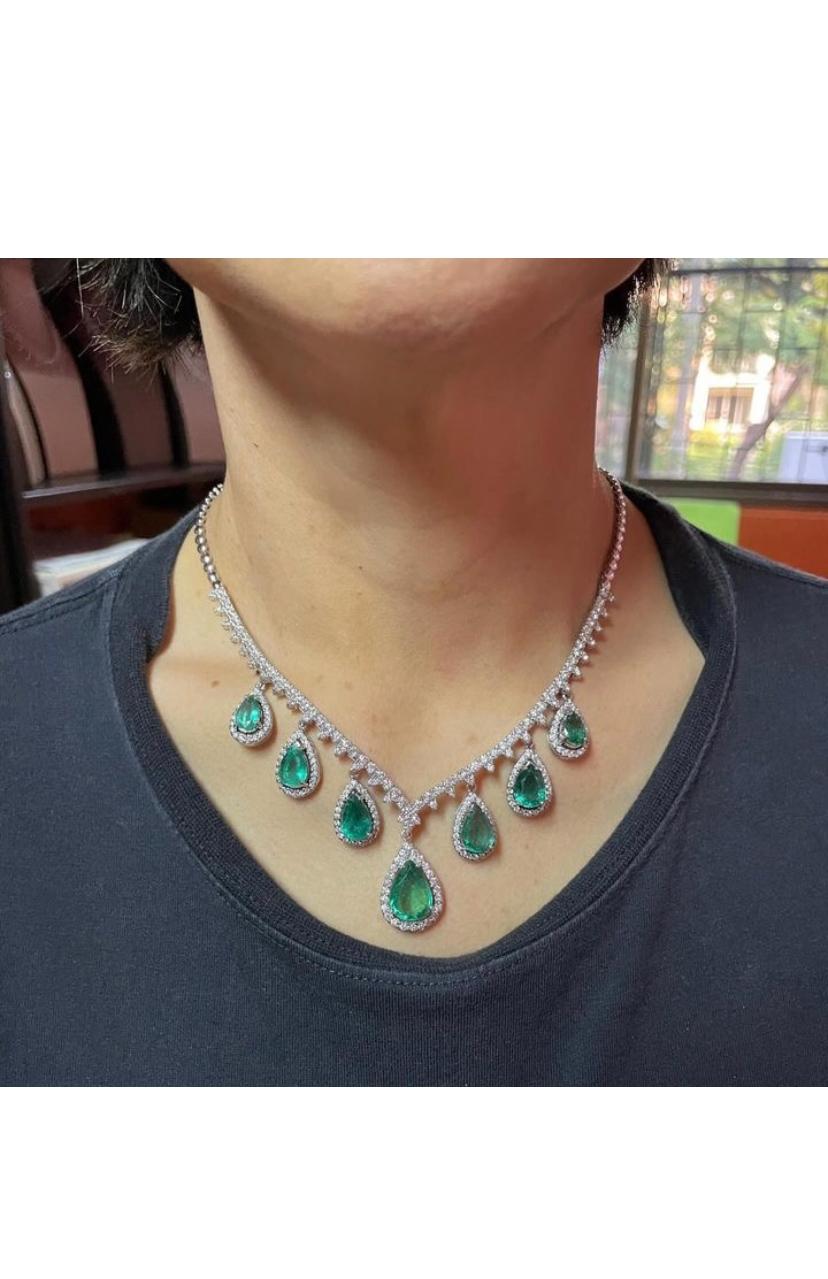 AIG Certified 20.54 Zambian Emeralds  6.24 Ct Diamonds 18K Gold Necklace  For Sale 2