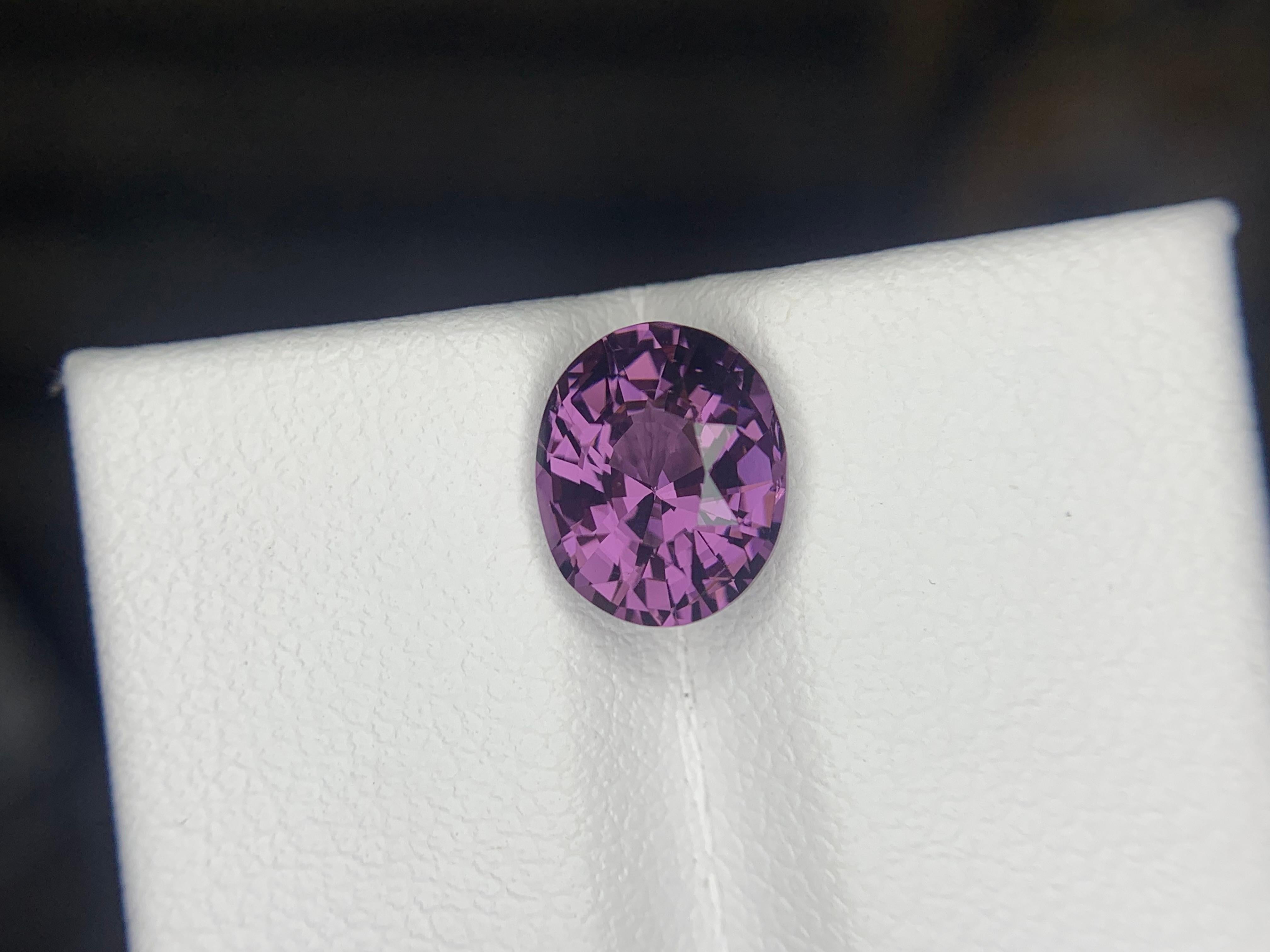 Gemma di taglio ovale di spinello viola sciolto naturale certificata AIG da 2,07 carati in vendita 4