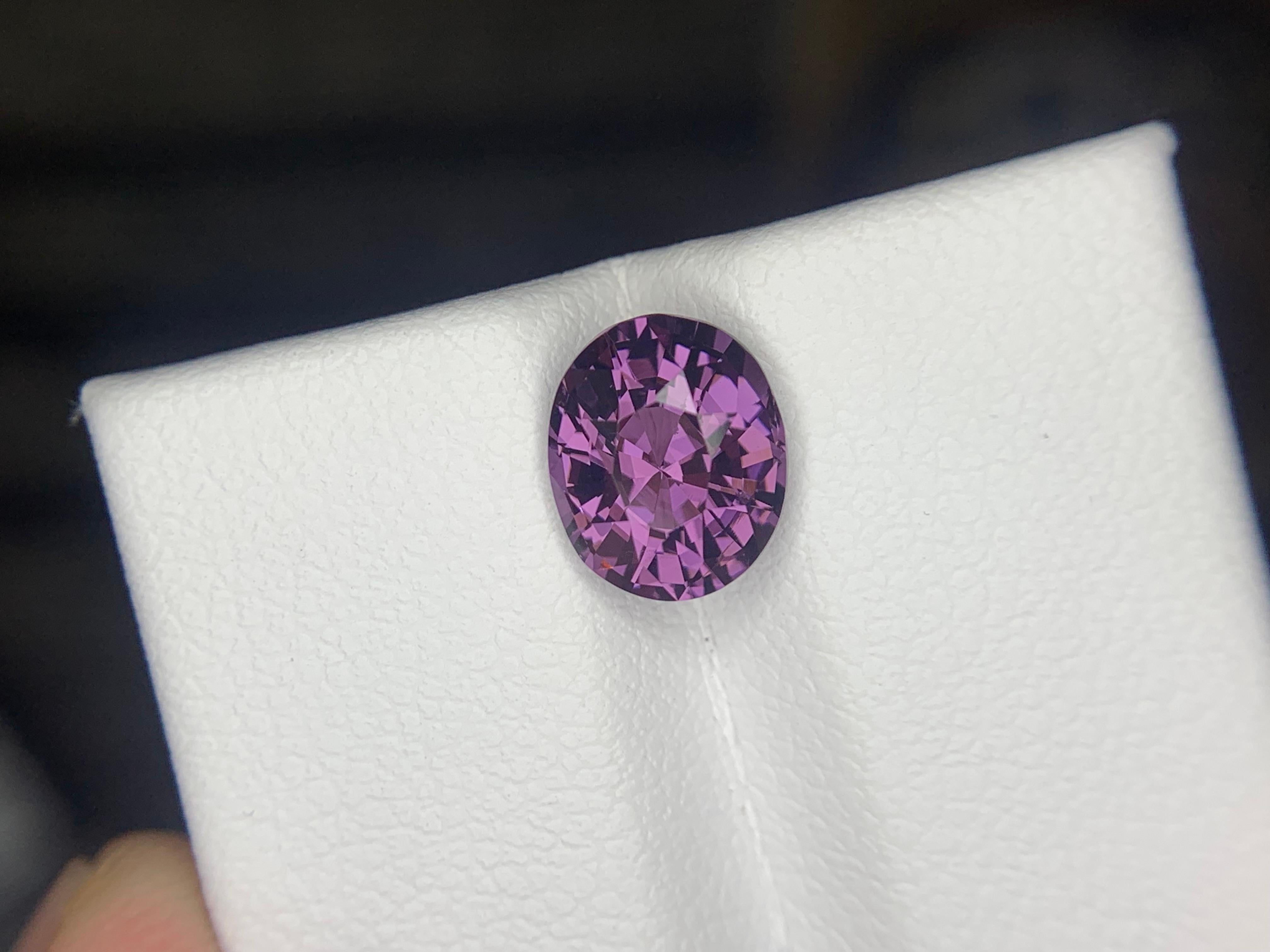 Gemma di taglio ovale di spinello viola sciolto naturale certificata AIG da 2,07 carati in vendita 5
