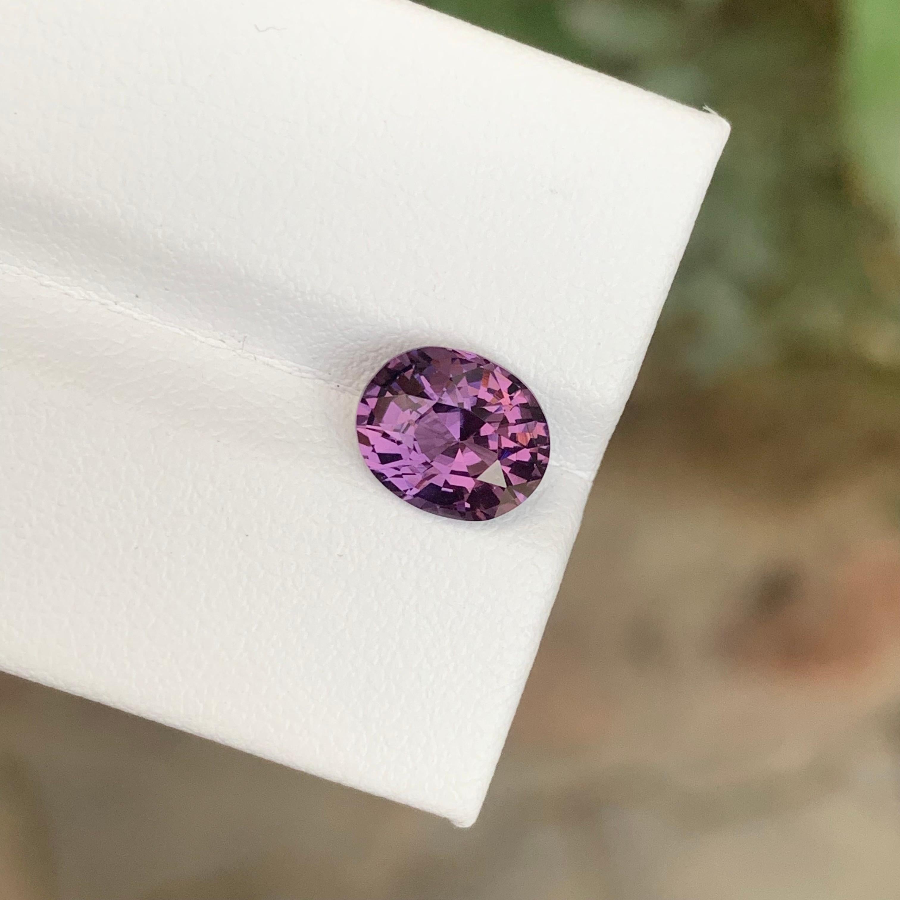 Spinello sfaccettato

Peso: 2,07 Carati
Dimensioni: 8,40 x 6,91 x 4,88 mm
Colore: Viola
Origine: Tanzania
Trattamento: Nessuno
Certificato: Certificato AIG disponibile 

Lo spinello è una gemma affascinante, apprezzata per i suoi colori brillanti e