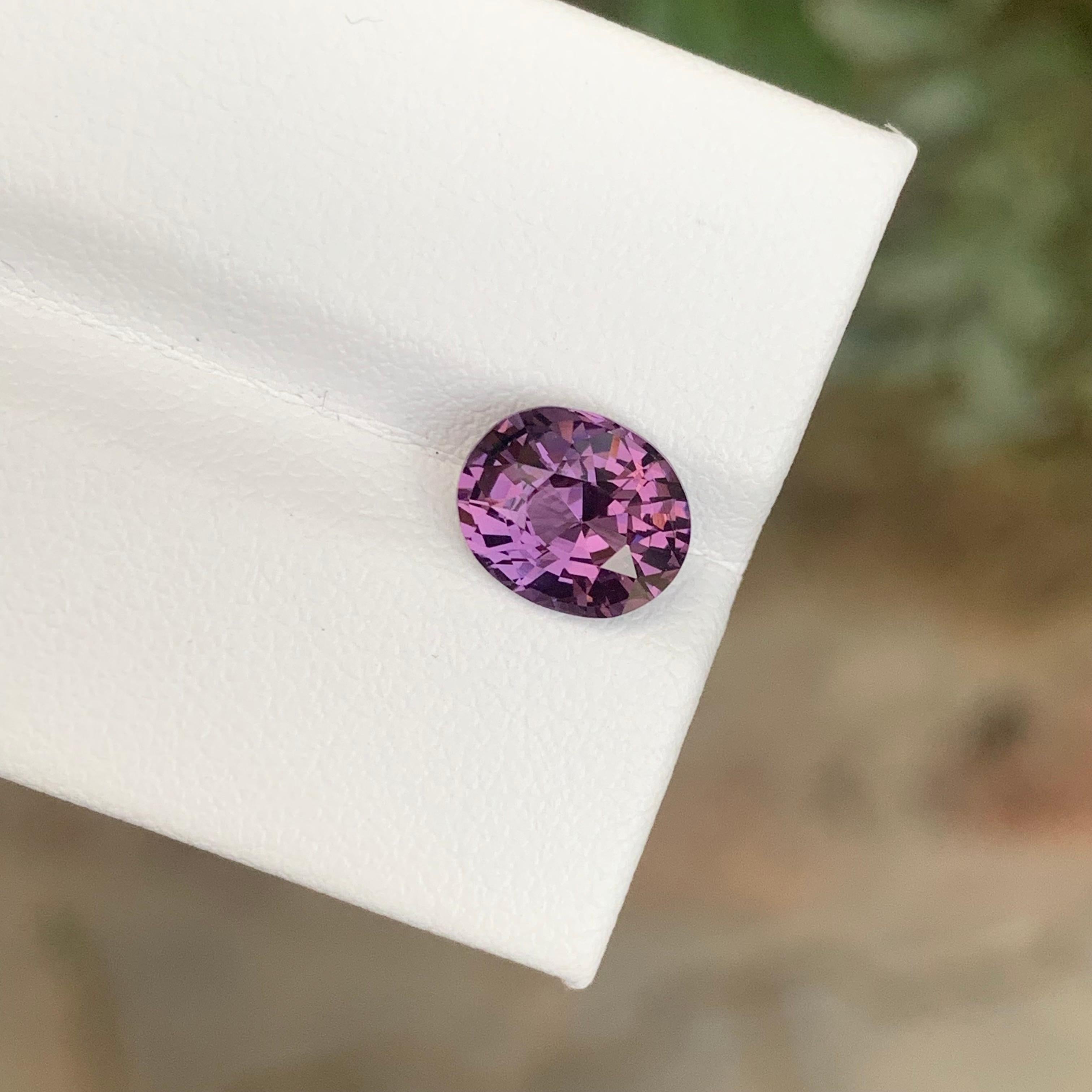 Arts and Crafts Gemma di taglio ovale di spinello viola sciolto naturale certificata AIG da 2,07 carati in vendita