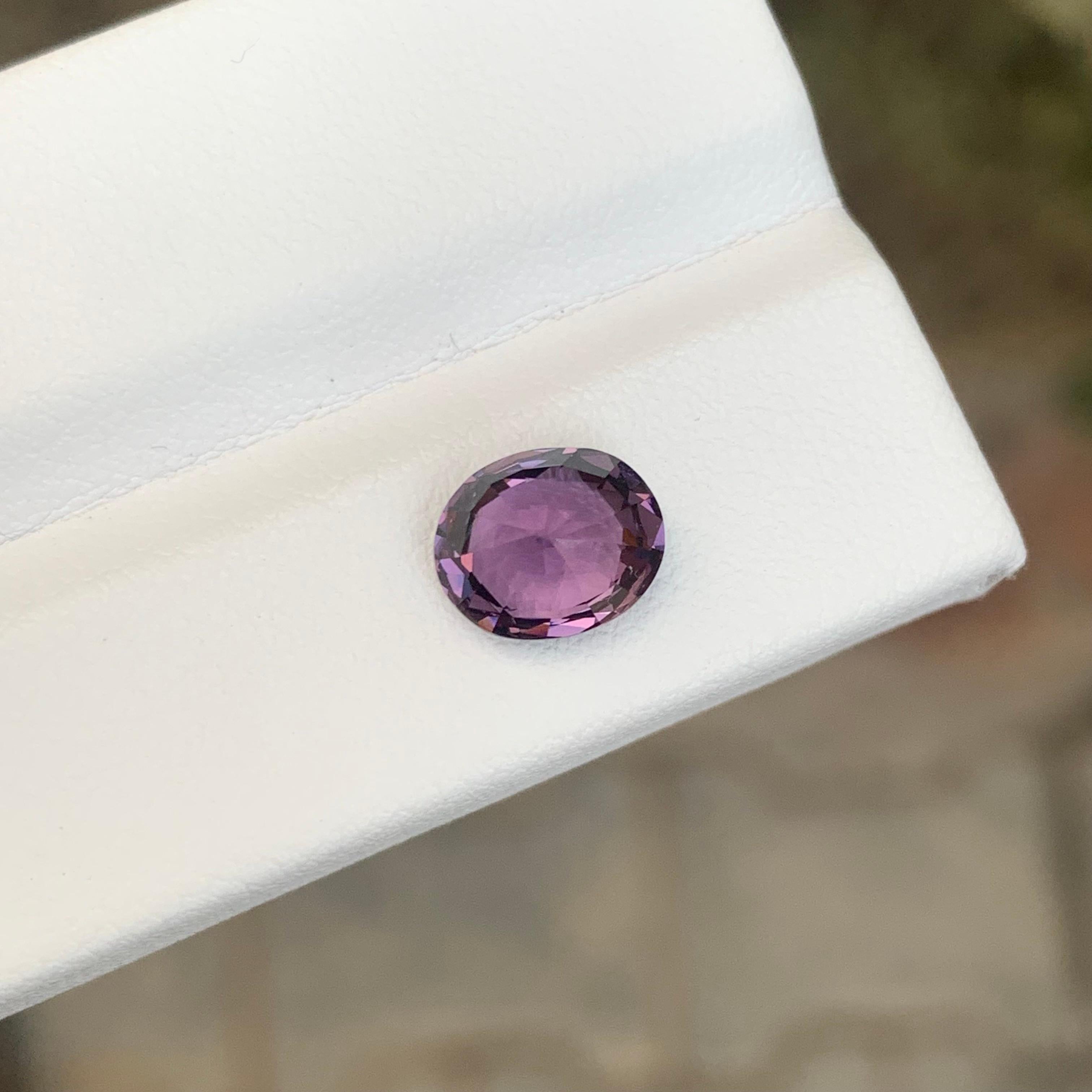 Taglio ovale Gemma di taglio ovale di spinello viola sciolto naturale certificata AIG da 2,07 carati in vendita