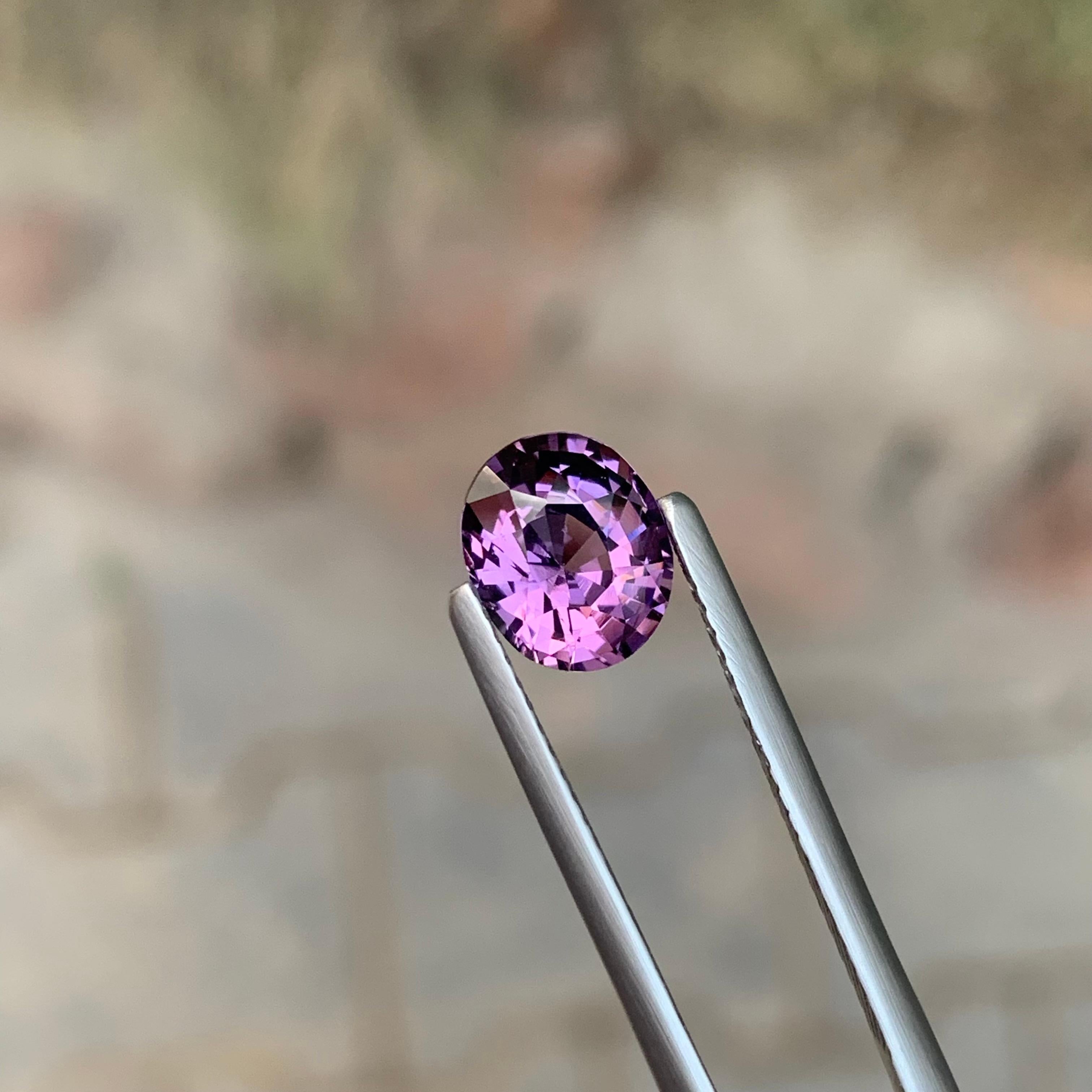 Gemma di taglio ovale di spinello viola sciolto naturale certificata AIG da 2,07 carati In condizioni Nuovo in vendita a Peshawar, PK