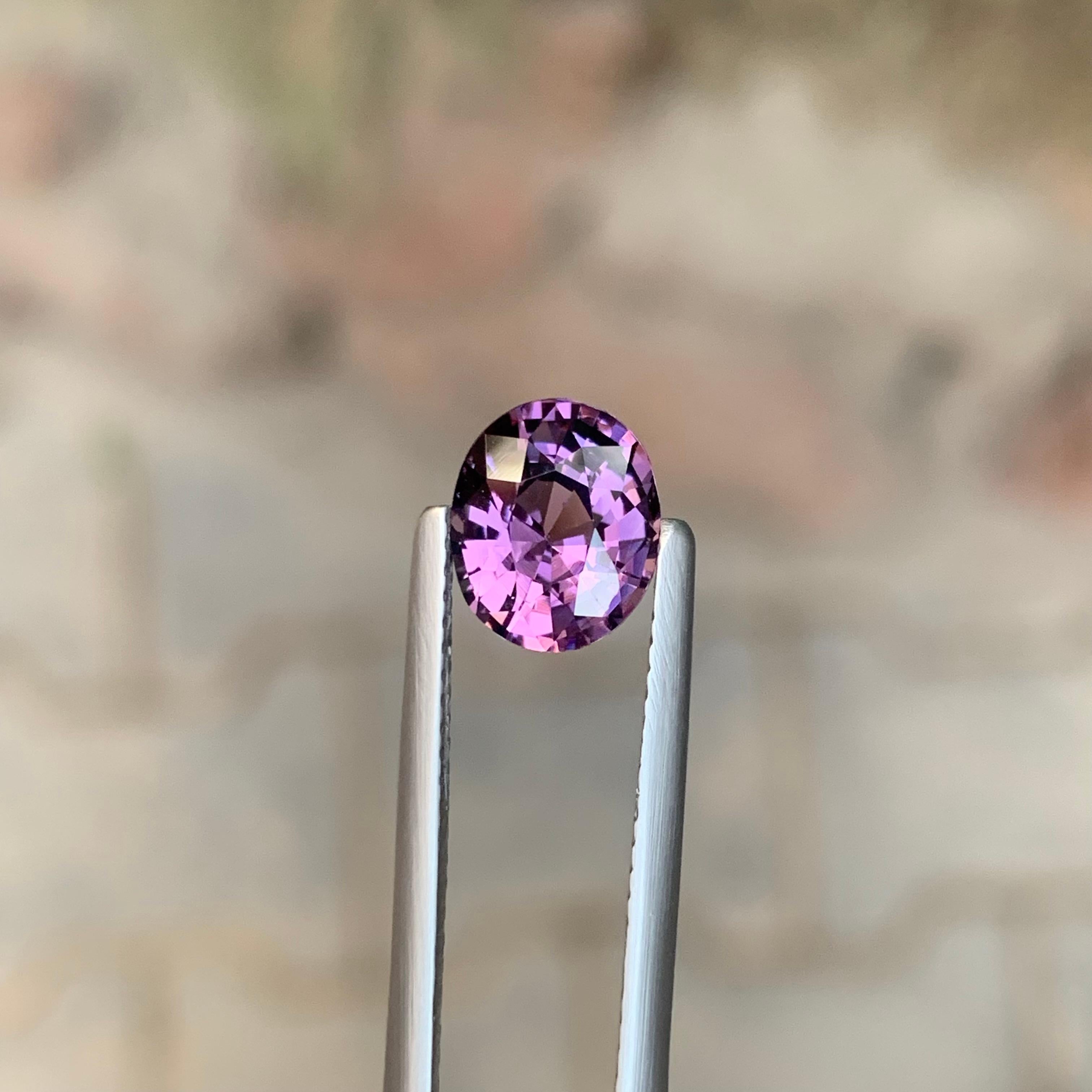 da uomo o donna Gemma di taglio ovale di spinello viola sciolto naturale certificata AIG da 2,07 carati in vendita