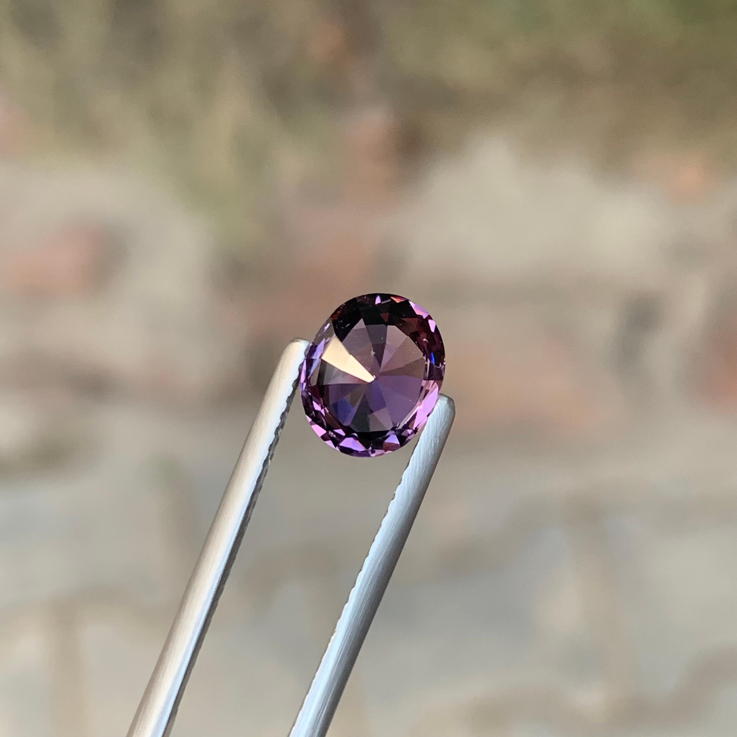 Gemma di taglio ovale di spinello viola sciolto naturale certificata AIG da 2,07 carati in vendita 1