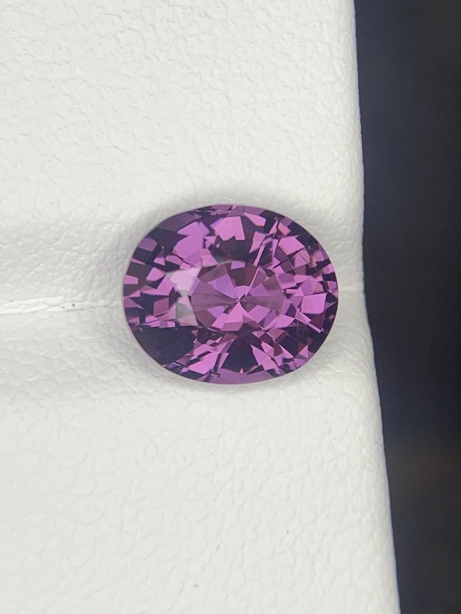 Gemma di taglio ovale di spinello viola sciolto naturale certificata AIG da 2,07 carati in vendita 2