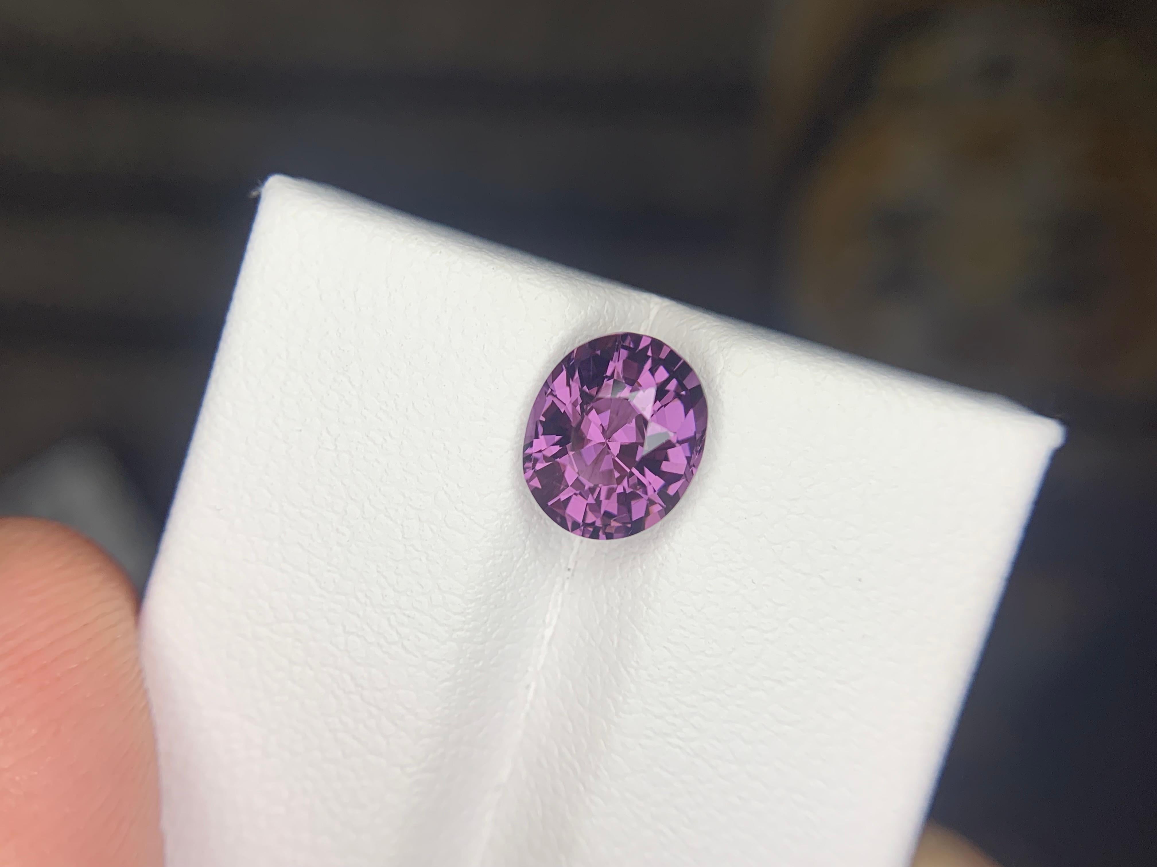 Gemma di taglio ovale di spinello viola sciolto naturale certificata AIG da 2,07 carati in vendita 3