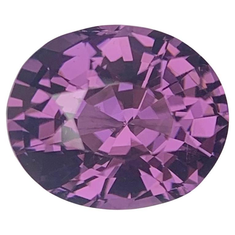 Gemma di taglio ovale di spinello viola sciolto naturale certificata AIG da 2,07 carati