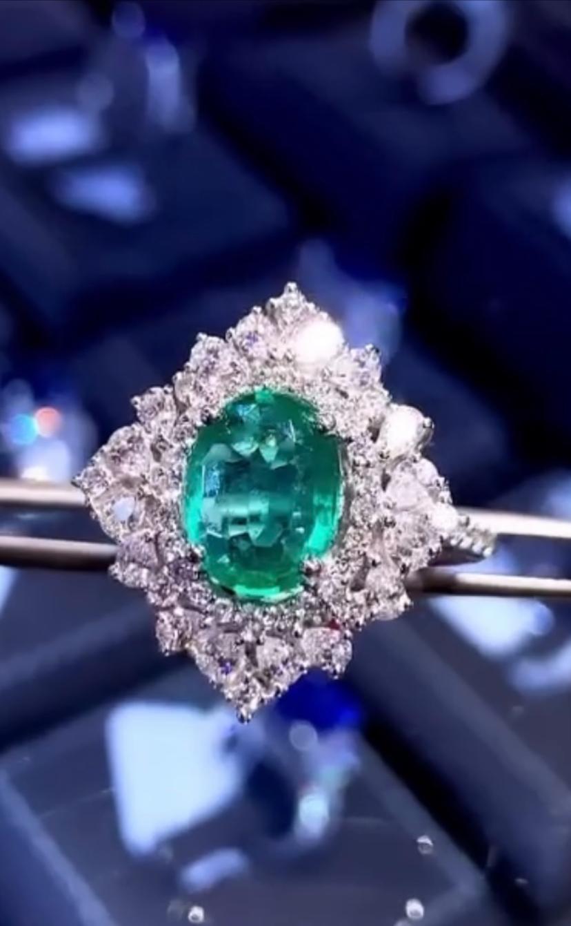 An intricate feather design adds a touch of elegance and class, making this ring a true work of art.
The diamonds that surroud the emerald are expertly cut and polished to maximize their brilliance and sparkly, creating a dazzling effect that is