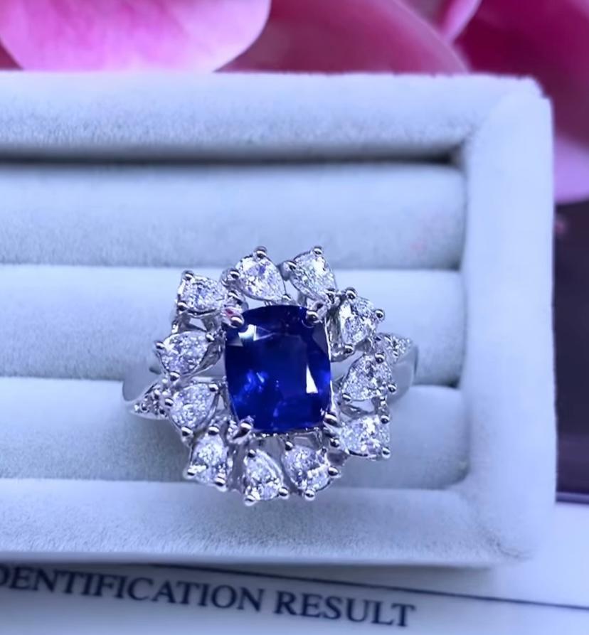 AIG Certified 2.08 Ct Unheated Ceylon sapphire Diamonds 0.89 Ct 18K Gold Ring  In New Condition For Sale In Massafra, IT