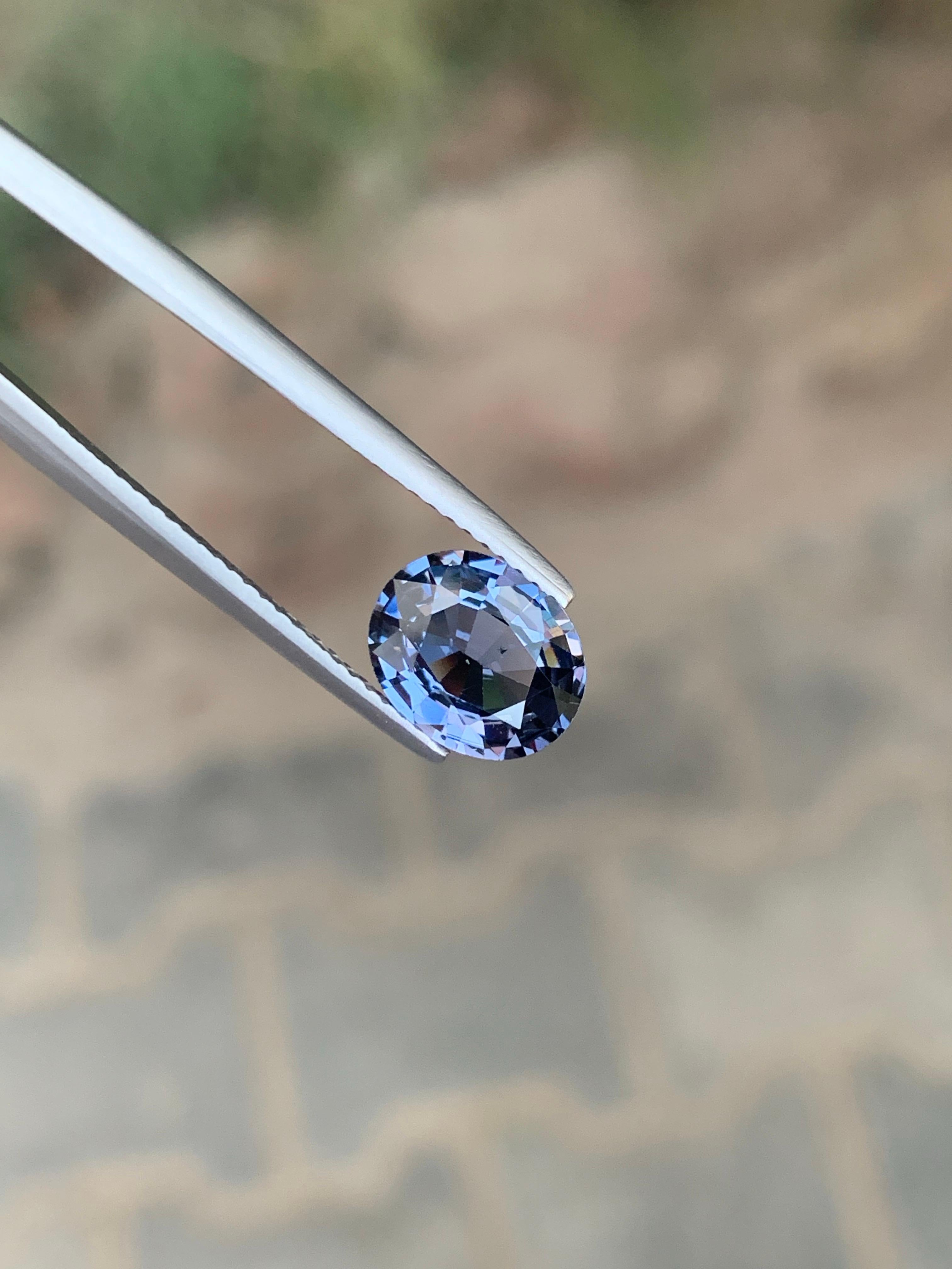 Facettierter Spinell

Gewicht : 2.09 Karat
Abmessung: 9.26 x 7.61 x 4.16 Mm
Farbe : Violett 
Behandlung: Nicht
Herkunft: Tansania 
Form : Oval 
Zertifikat: GFCO-Zertifikat verfügbar

Spinell ist ein fesselnder Edelstein, der für seine brillanten