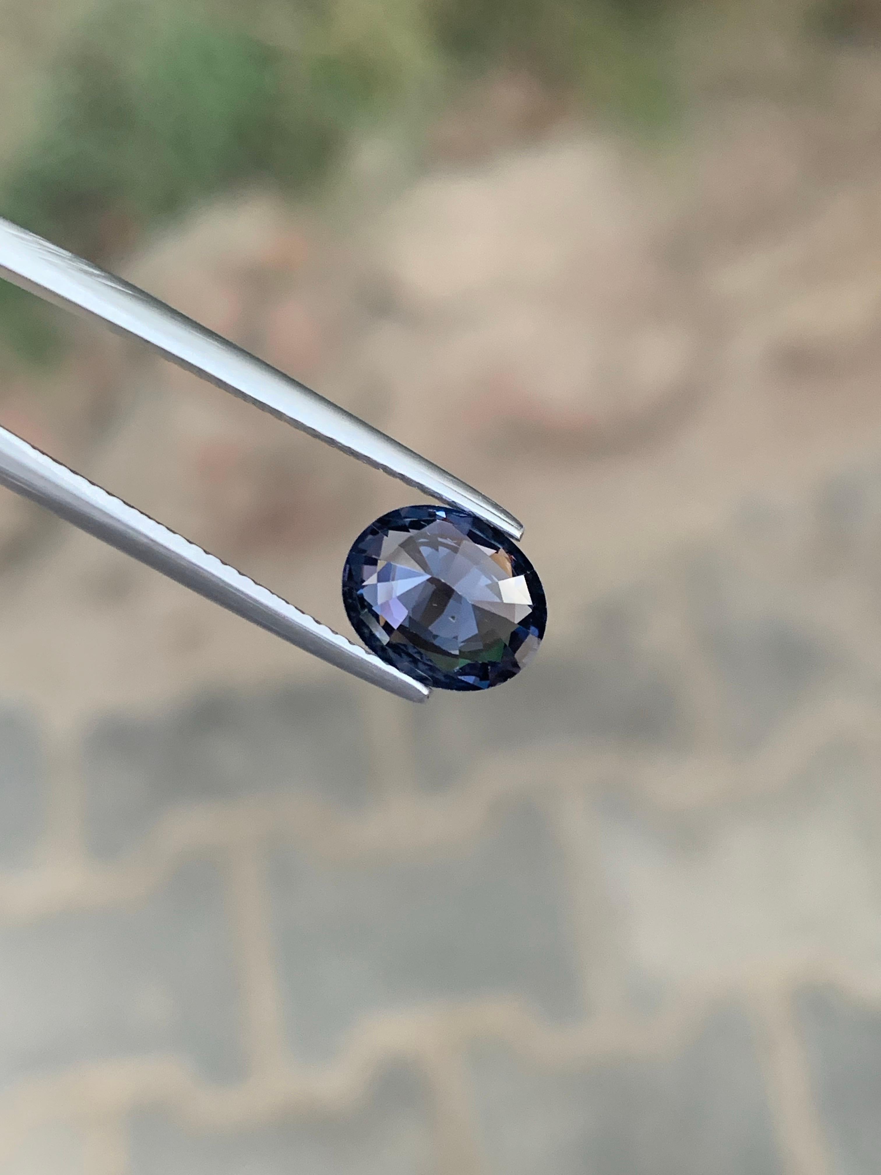 AIG zertifiziert 2,09 Karat natürlichen losen Spinell ovale Form Edelstein aus Tansania (Ovalschliff) im Angebot