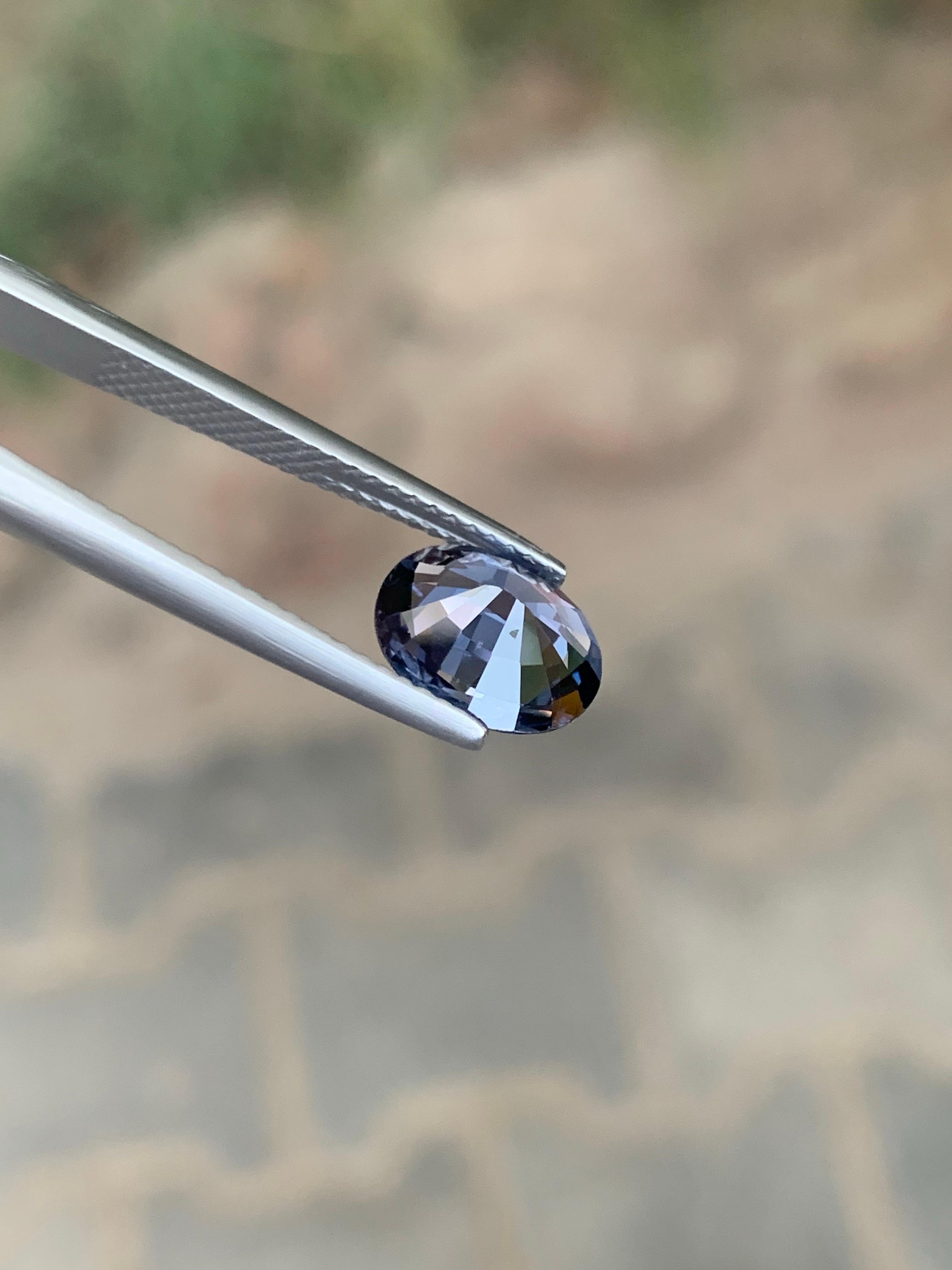 AIG zertifiziert 2,09 Karat natürlichen losen Spinell ovale Form Edelstein aus Tansania im Zustand „Neu“ im Angebot in Peshawar, PK