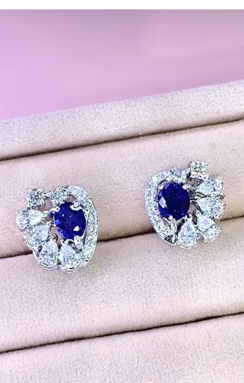 Un saphir exquis et des diamants en particulier et un design raffiné, si élégant et de style glamour.
Élevez votre beauté intemporelle et ajoutez une touche de classe et de charme à votre personne.
Magnifiques boucles d'oreilles en or 18k avec des