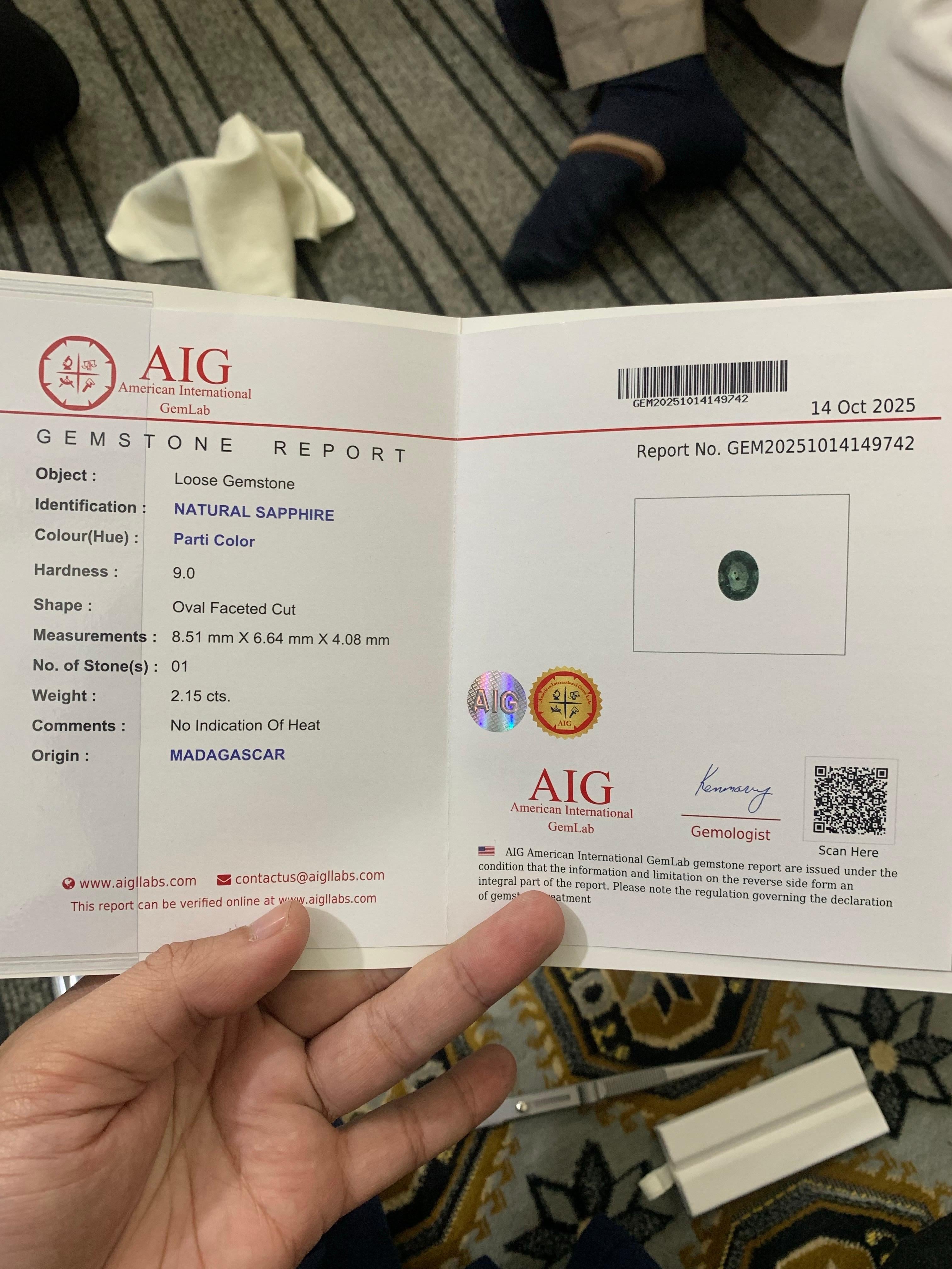 Gemma di forma ovale di zaffiro sciolto naturale del Madagascar certificata AIG da 2,15 carati in vendita 7