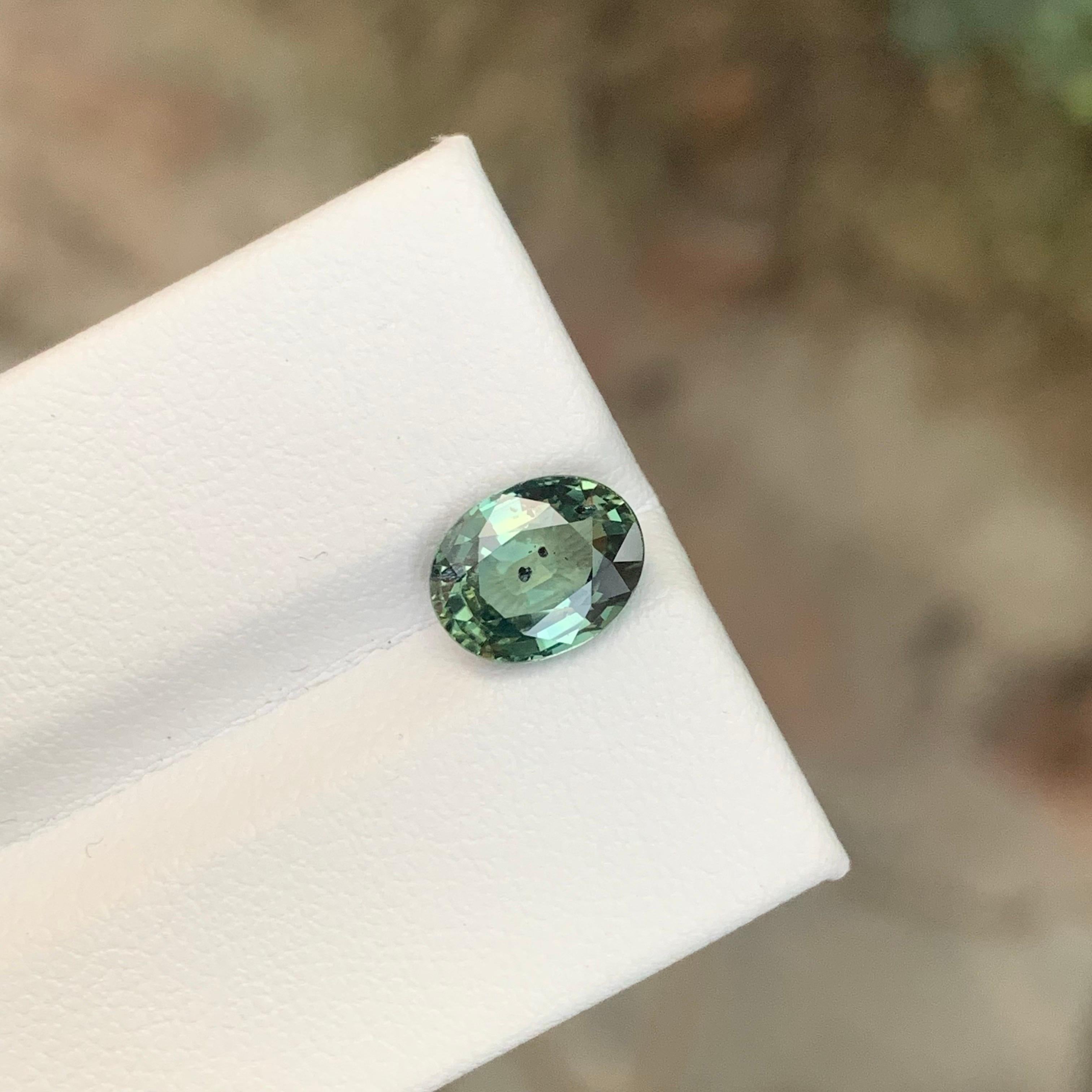 Gemma di forma ovale di zaffiro sciolto naturale del Madagascar certificata AIG da 2,15 carati in vendita 3