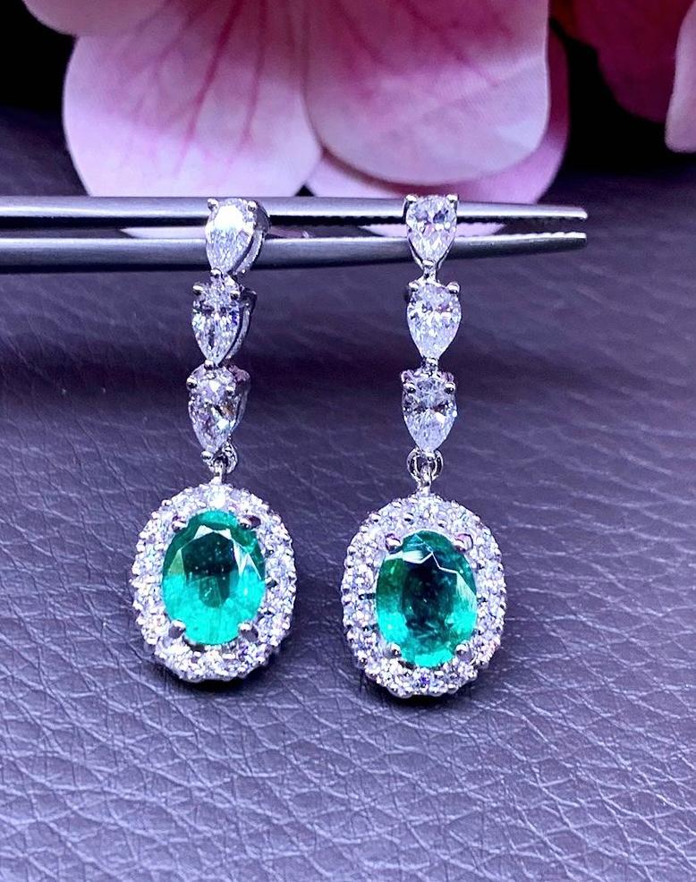 An exclusive pair of earrings, so modern and refined  style, by Italian designer .
Earrings come with 2 piece of natural Zambian Emeralds, fine quality, spectacular color, in perfect oval cut , of 2,15 carats, and 34 pieces of natural diamonds in