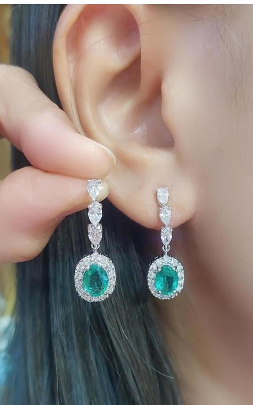 AIG Certified 2.15 Carats Zambian Emeralds  1.36 Ct Diamonds 18K Gold Earrings  In New Condition For Sale In Massafra, IT