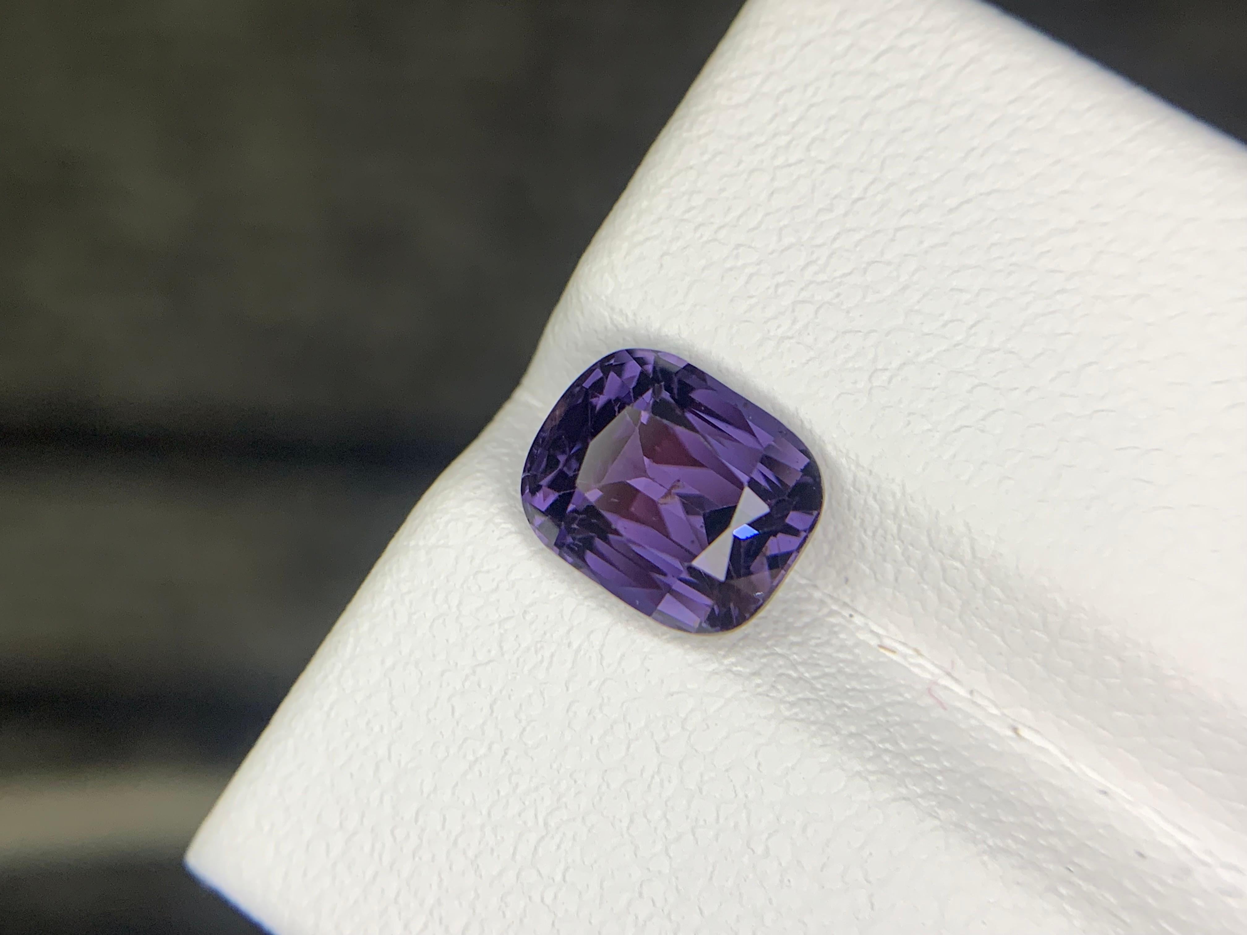 Arts and Crafts Gemma di forma a cuscino di spinello sciolto naturale certificata AIG da 2,16 carati in vendita