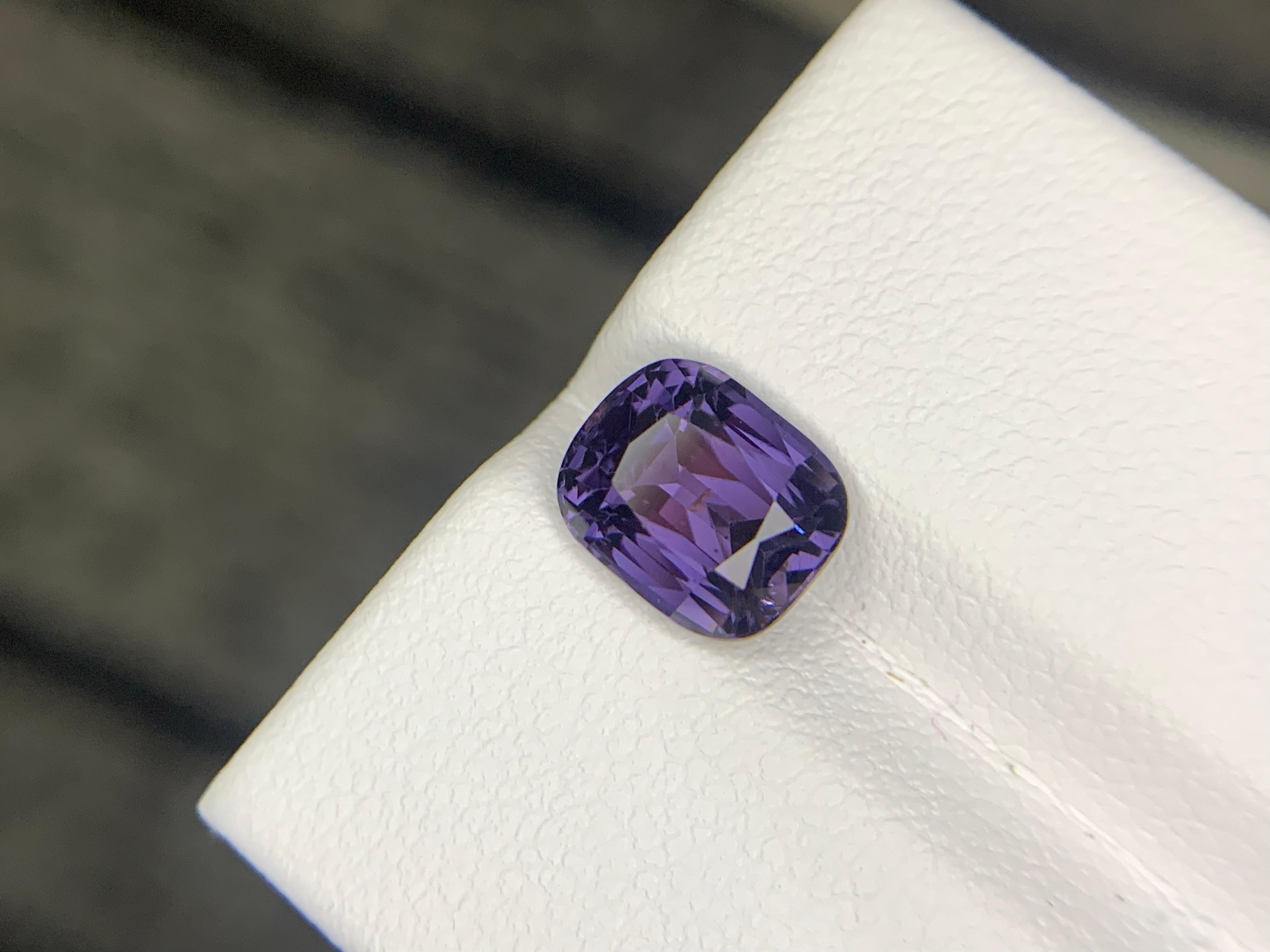 Taglio cuscino Gemma di forma a cuscino di spinello sciolto naturale certificata AIG da 2,16 carati in vendita