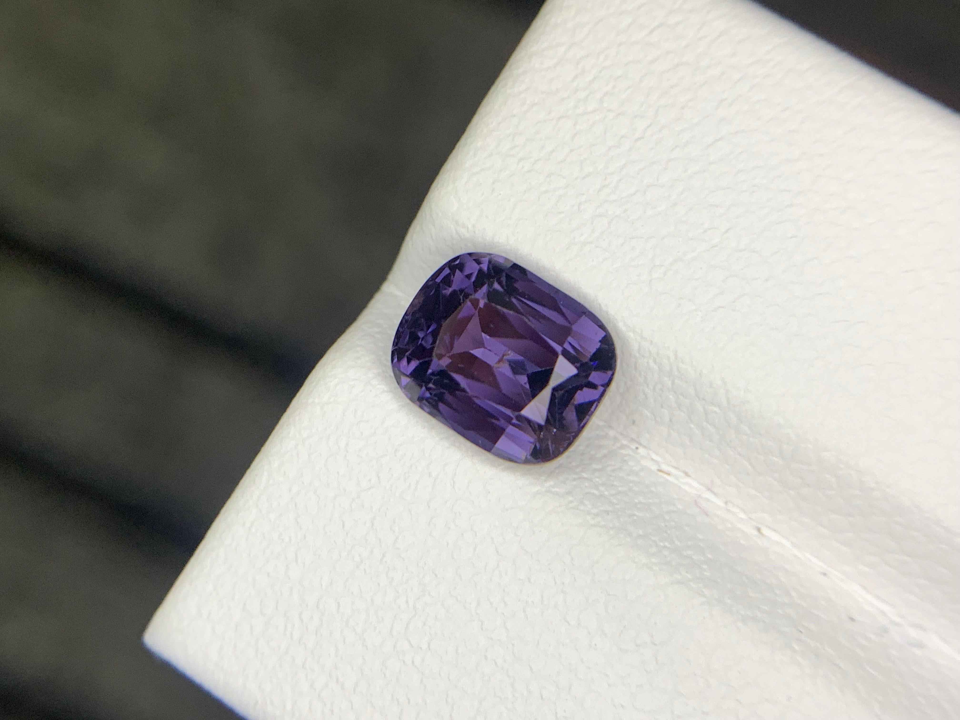 Gemma di forma a cuscino di spinello sciolto naturale certificata AIG da 2,16 carati In condizioni Nuovo in vendita a Peshawar, PK