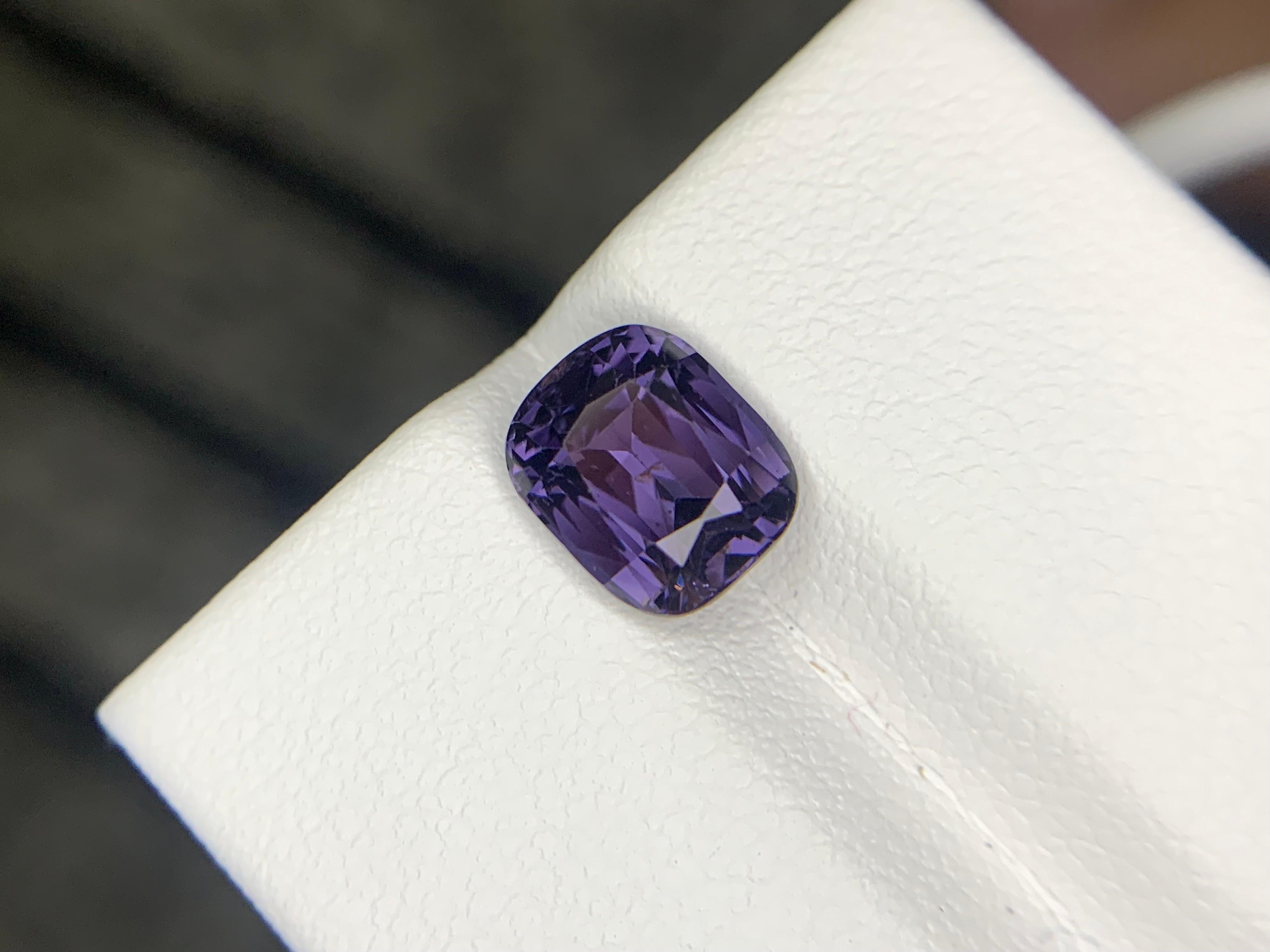 da uomo o donna Gemma di forma a cuscino di spinello sciolto naturale certificata AIG da 2,16 carati in vendita