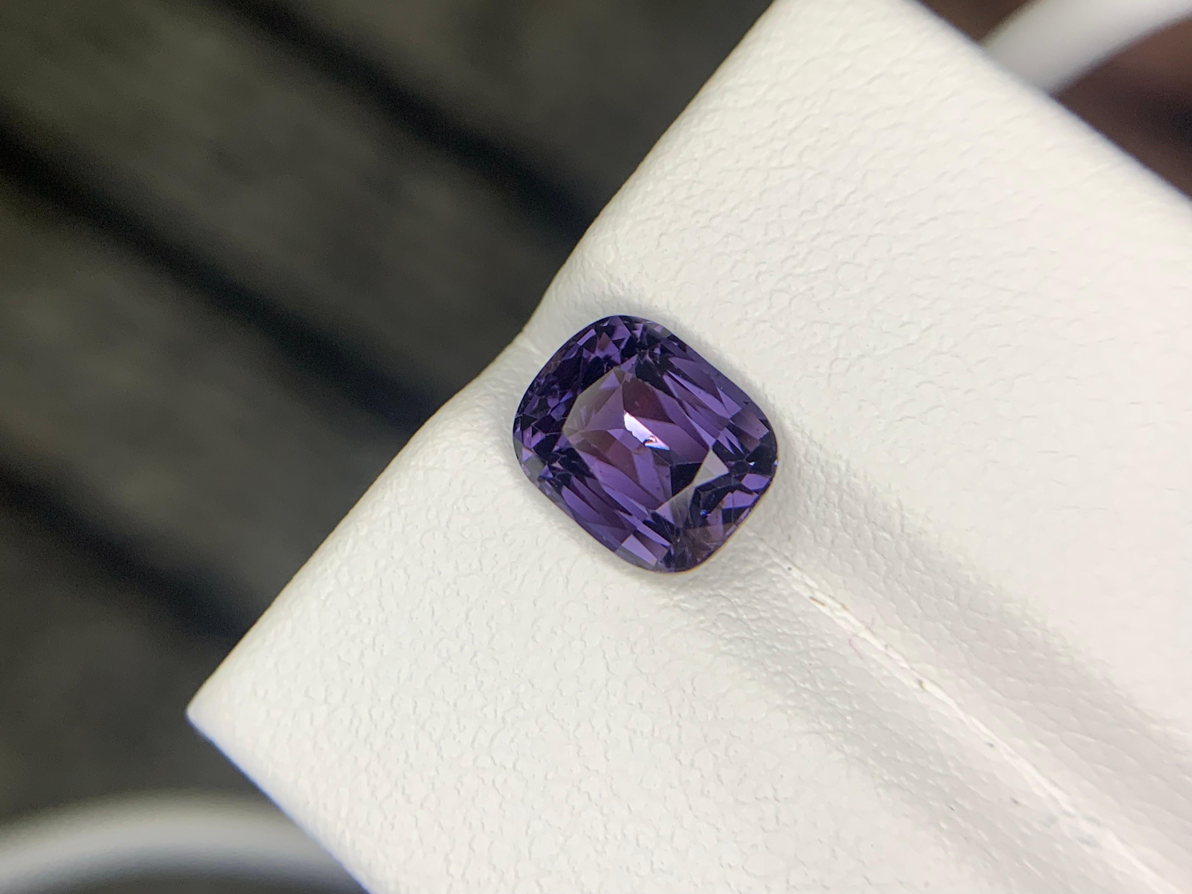 Gemma di forma a cuscino di spinello sciolto naturale certificata AIG da 2,16 carati in vendita 1