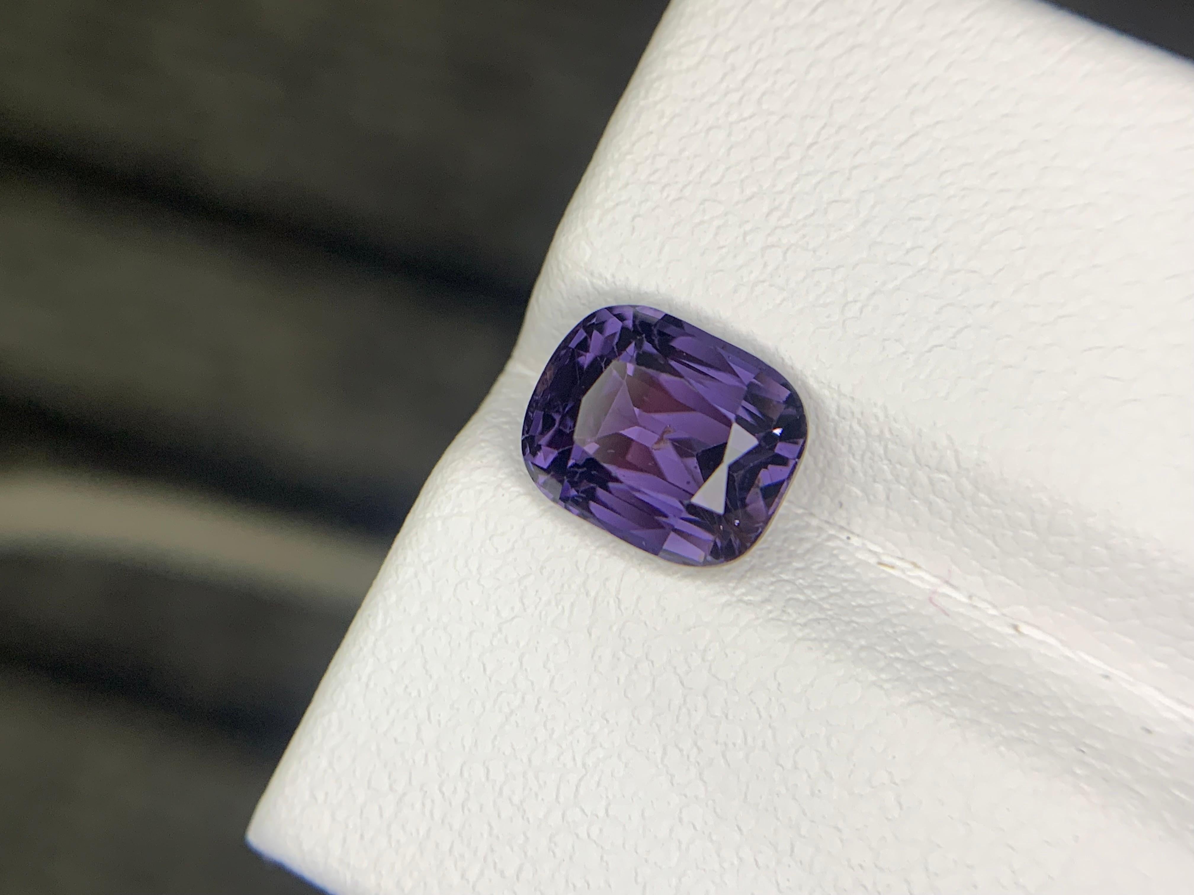 Gemma di forma a cuscino di spinello sciolto naturale certificata AIG da 2,16 carati in vendita 2