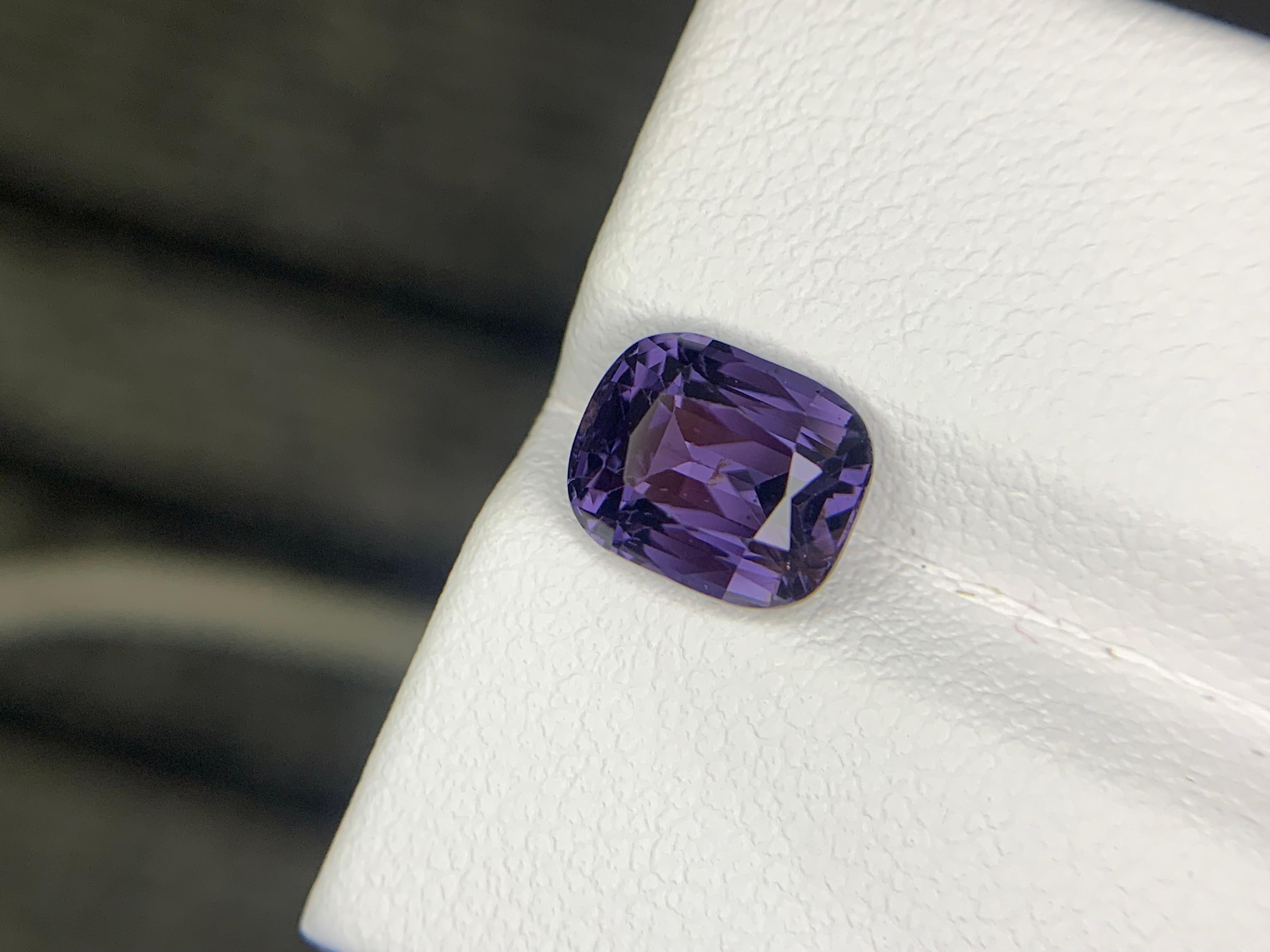 Gemma di forma a cuscino di spinello sciolto naturale certificata AIG da 2,16 carati in vendita 3