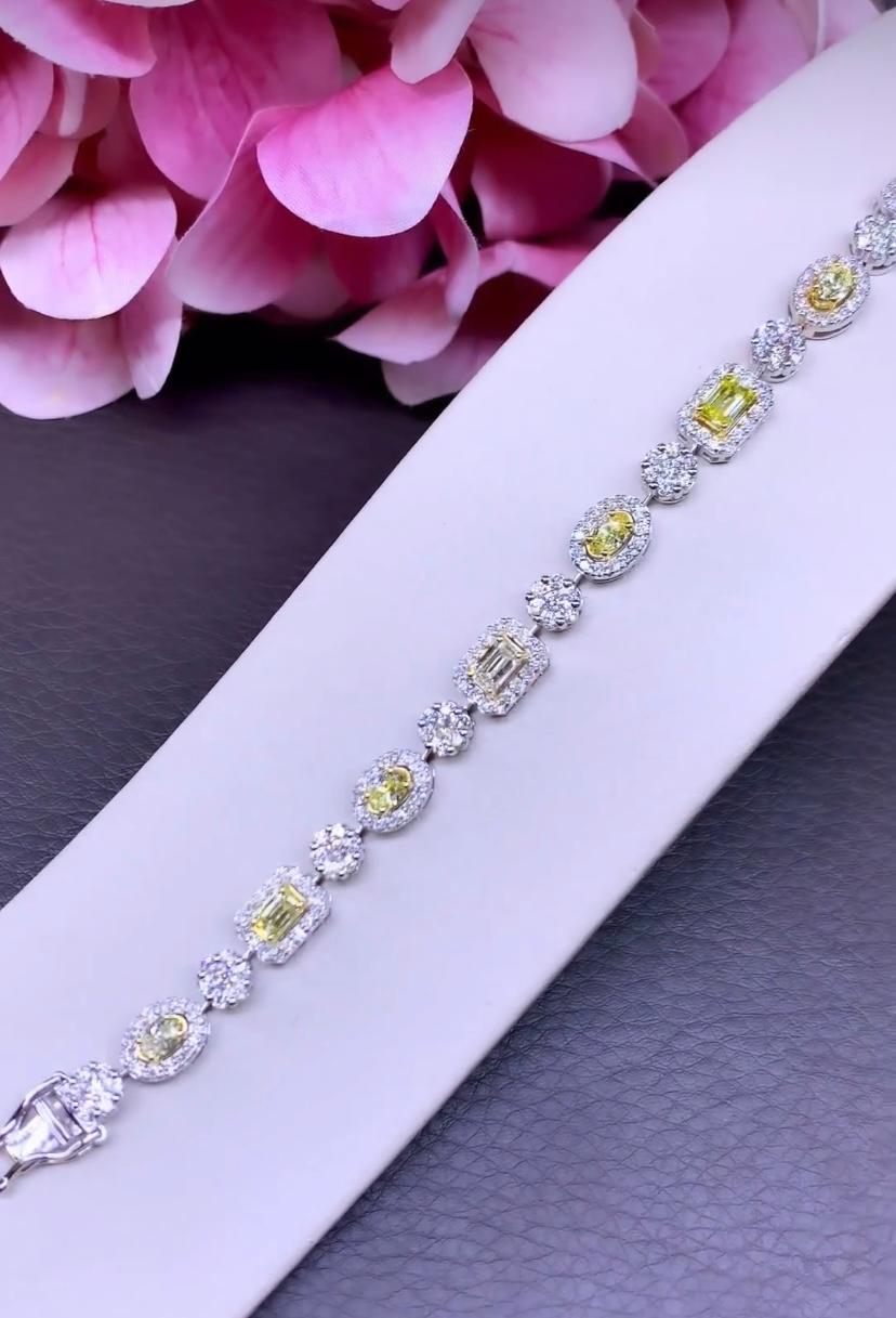 Un bracelet exclusif de diamants fantaisie, aux couleurs vibrantes et intenses, est extrêmement rare et prisé pour sa beauté unique. En raison de leur rareté, les diamants fantaisie ont une grande valeur et sont convoités par les collectionneurs et